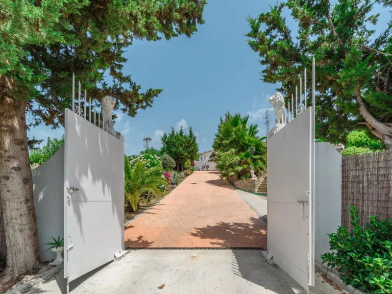 Magnificent property with sea views and