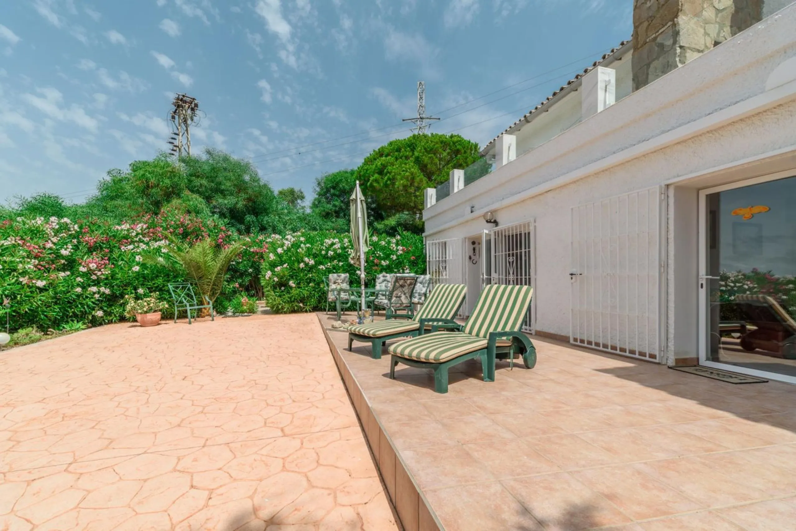 Magnificent property with sea views and