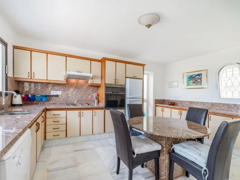 Magnificent property with sea views and