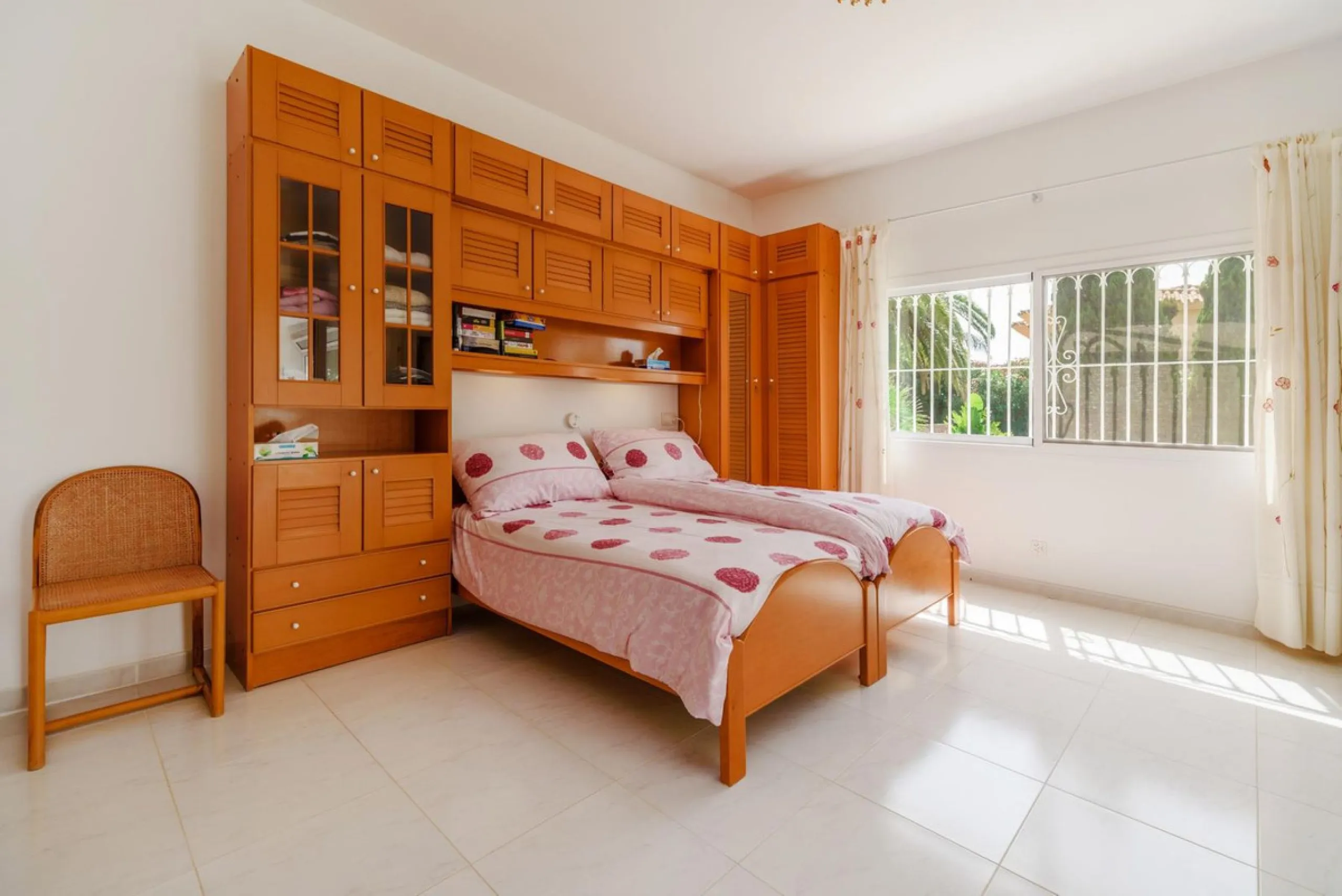 Magnificent property with sea views and