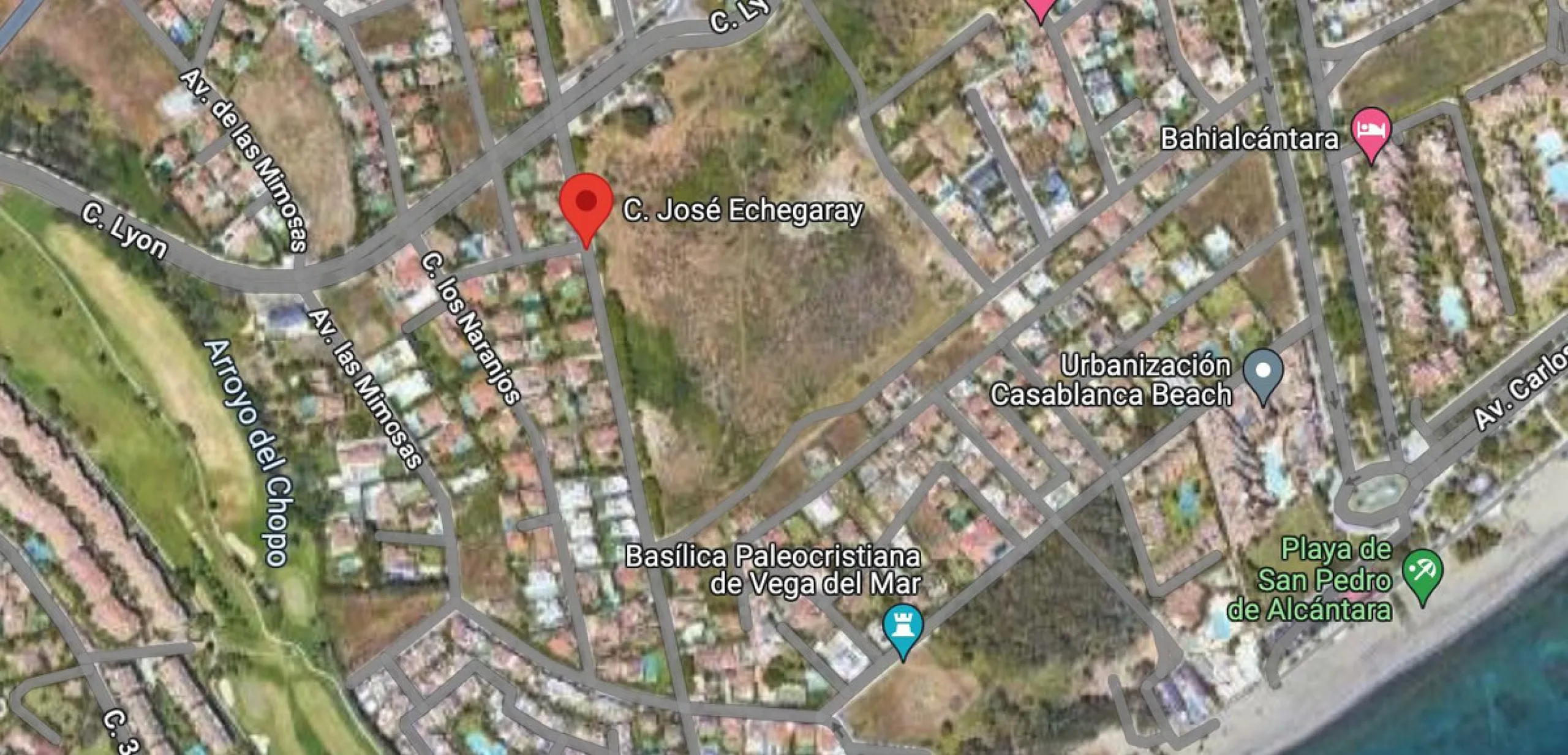 This excellent 500 square meter plot is located in a privileged area just 850 meters from the beach and next to the prestigious Guadalmina golf course. Situated in the charming village of San Pedro de Alcántara, this plot offers a unique opportunity to bu