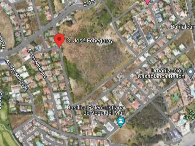 This excellent 500 square meter plot is located in a privileged area just 850 meters from the beach and next to the prestigious Guadalmina golf course. Situated in the charming village of San Pedro de Alcántara, this plot offers a unique opportunity to bu