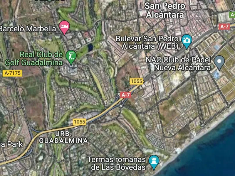 This excellent 500 square meter plot is located in a privileged area just 850 meters from the beach and next to the prestigious Guadalmina golf course. Situated in the charming village of San Pedro de Alcántara, this plot offers a unique opportunity to bu