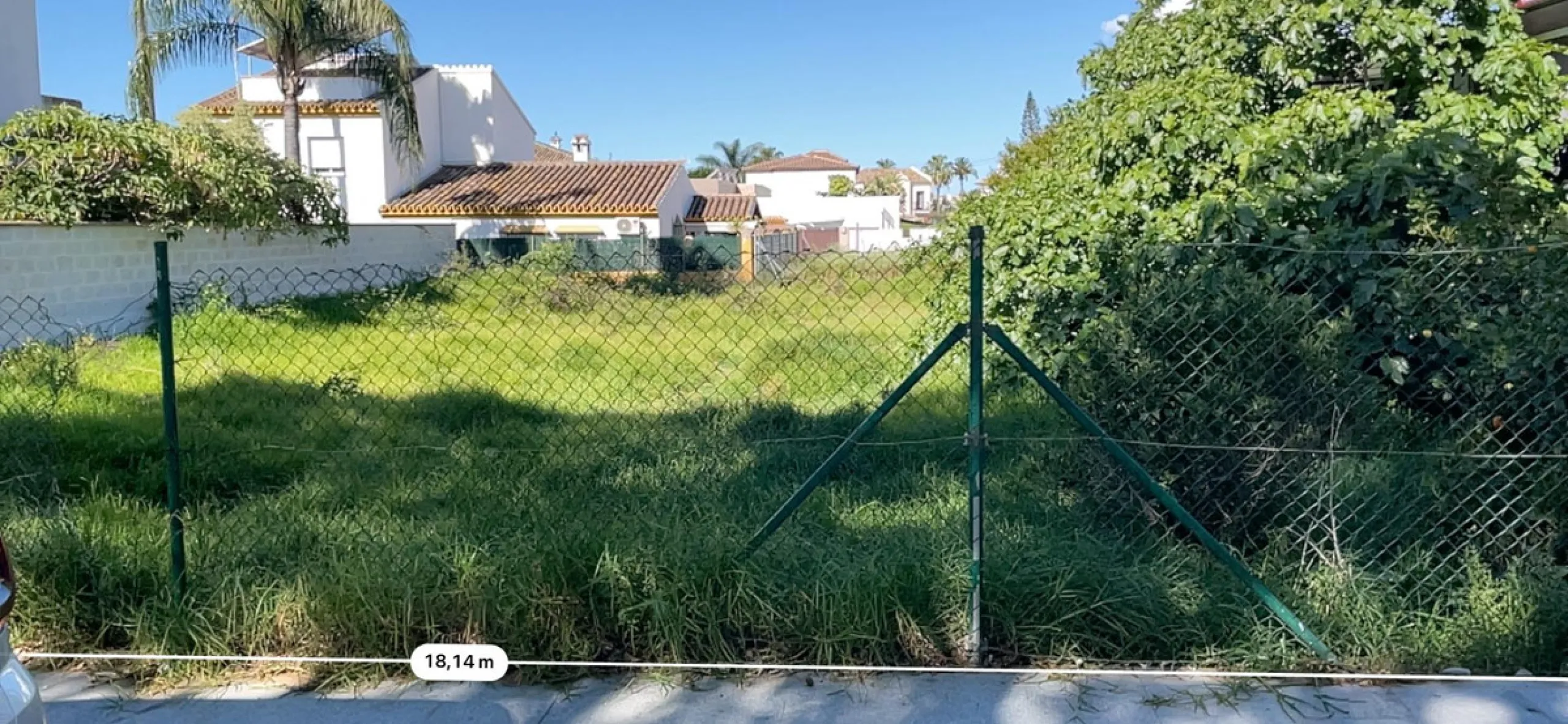 This excellent 500 square meter plot is located in a privileged area just 850 meters from the beach and next to the prestigious Guadalmina golf course. Situated in the charming village of San Pedro de Alcántara, this plot offers a unique opportunity to bu