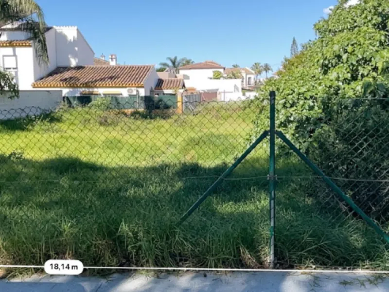This excellent 500 square meter plot is located in a privileged area just 850 meters from the beach and next to the prestigious Guadalmina golf course. Situated in the charming village of San Pedro de Alcántara, this plot offers a unique opportunity to bu