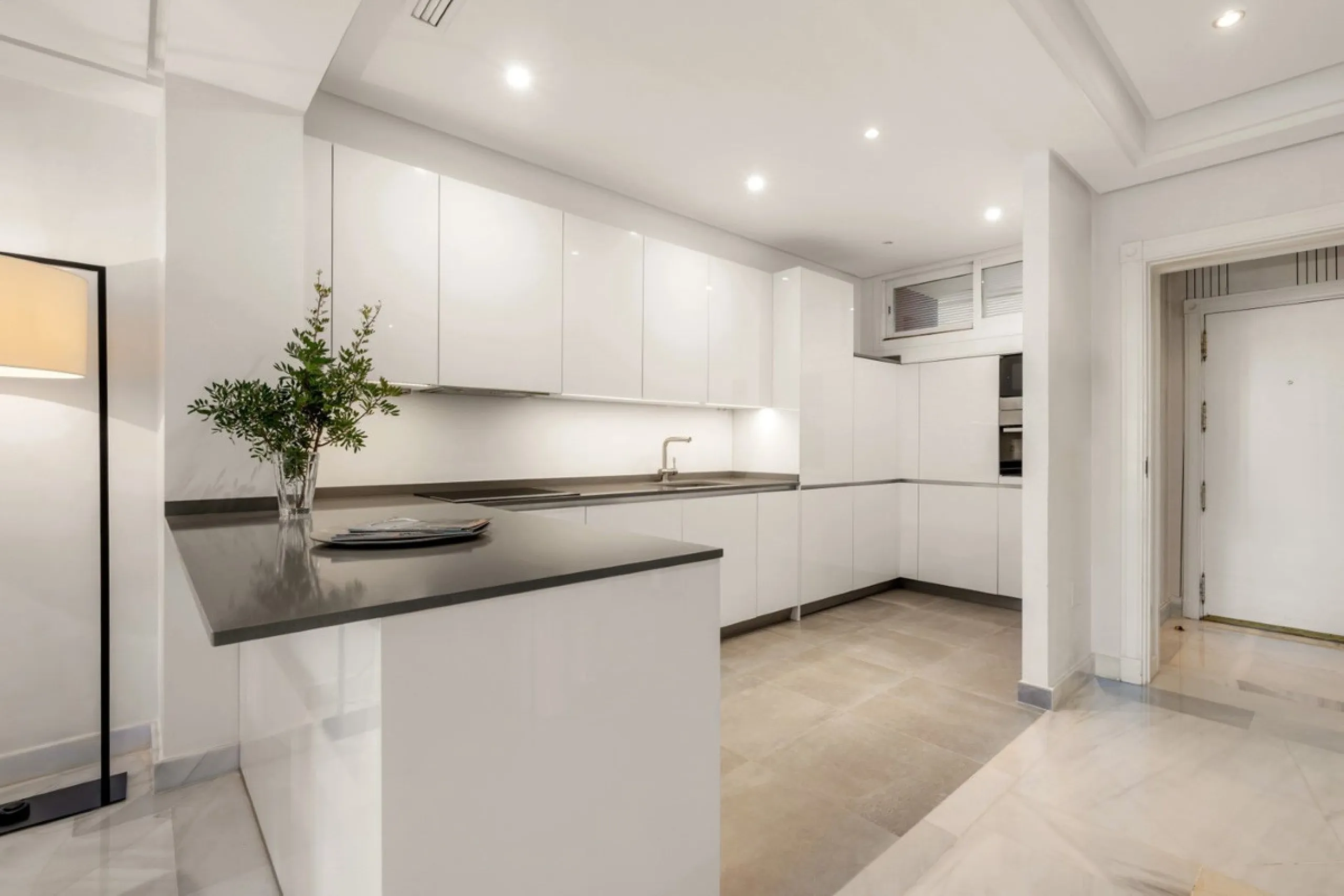 Apartment - Middle Floor Apartment в продаже в Marbella, Málaga. В доме 2 спален и 2 ванных комнат. Площадь дома 127 м²
