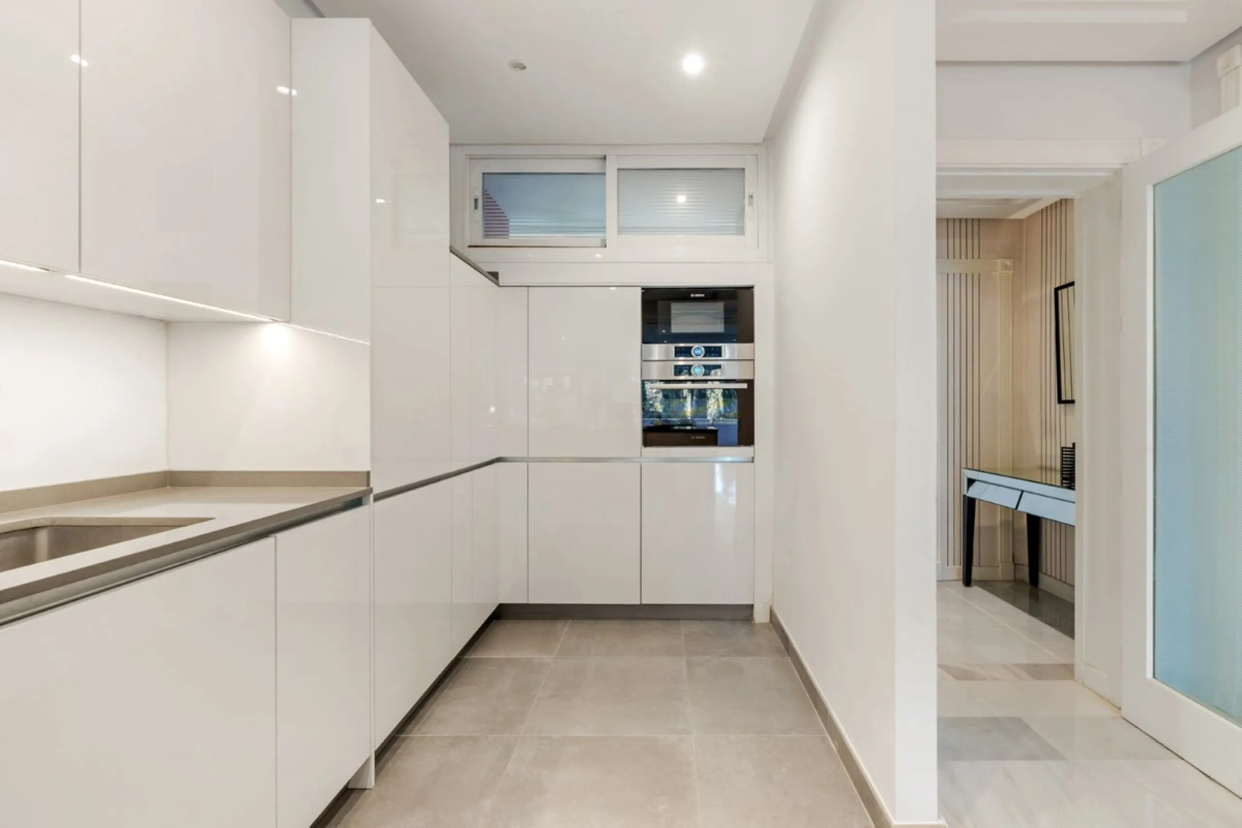 Apartment - Middle Floor Apartment в продаже в Marbella, Málaga. В доме 2 спален и 2 ванных комнат. Площадь дома 127 м²
