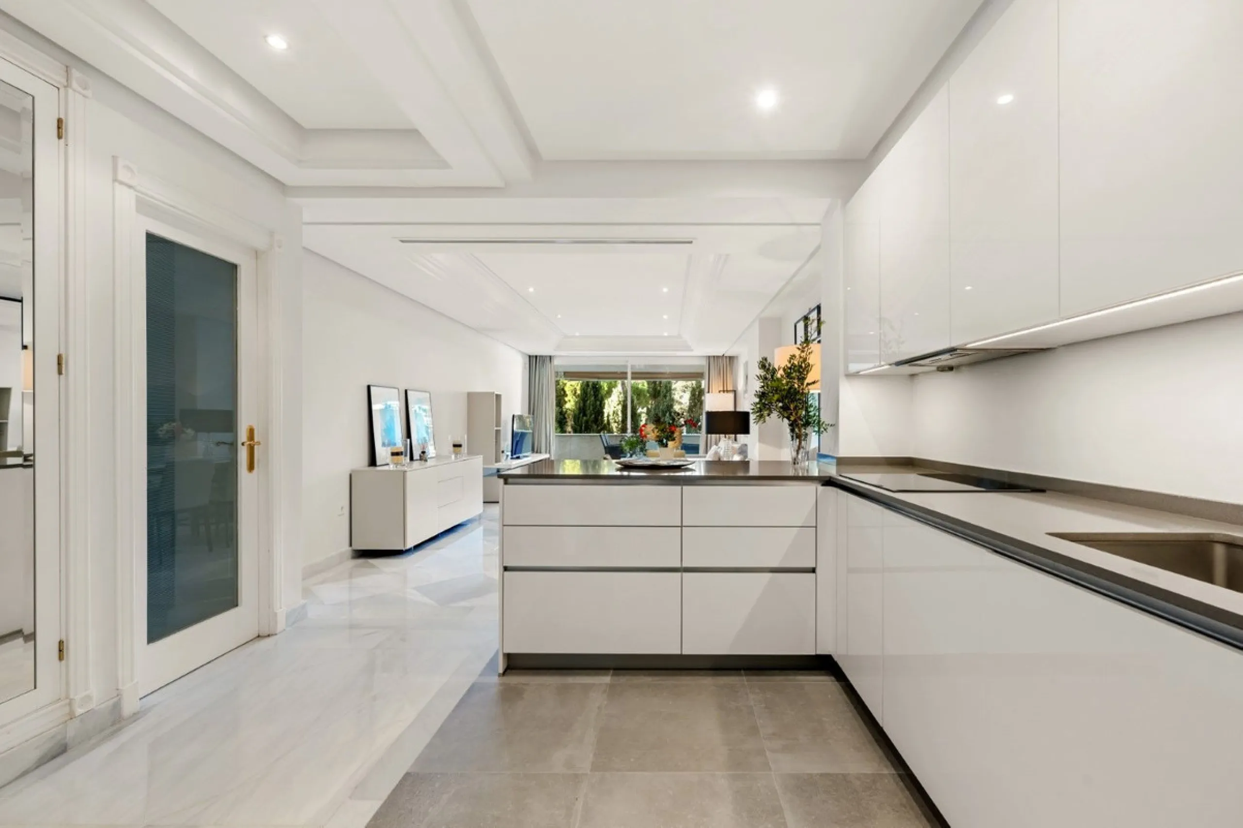 Apartment - Middle Floor Apartment в продаже в Marbella, Málaga. В доме 2 спален и 2 ванных комнат. Площадь дома 127 м²