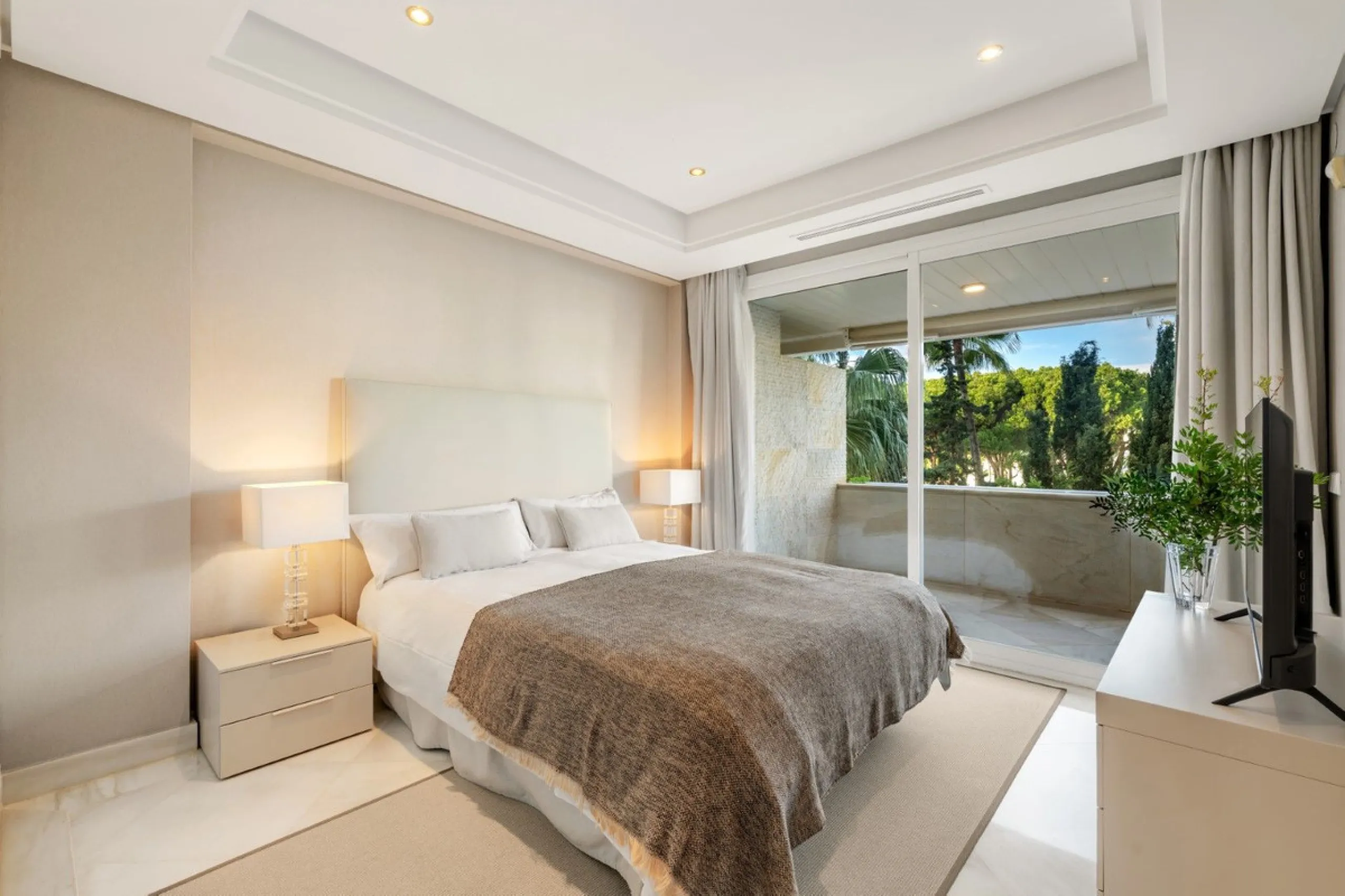 Apartment - Middle Floor Apartment в продаже в Marbella, Málaga. В доме 2 спален и 2 ванных комнат. Площадь дома 127 м²