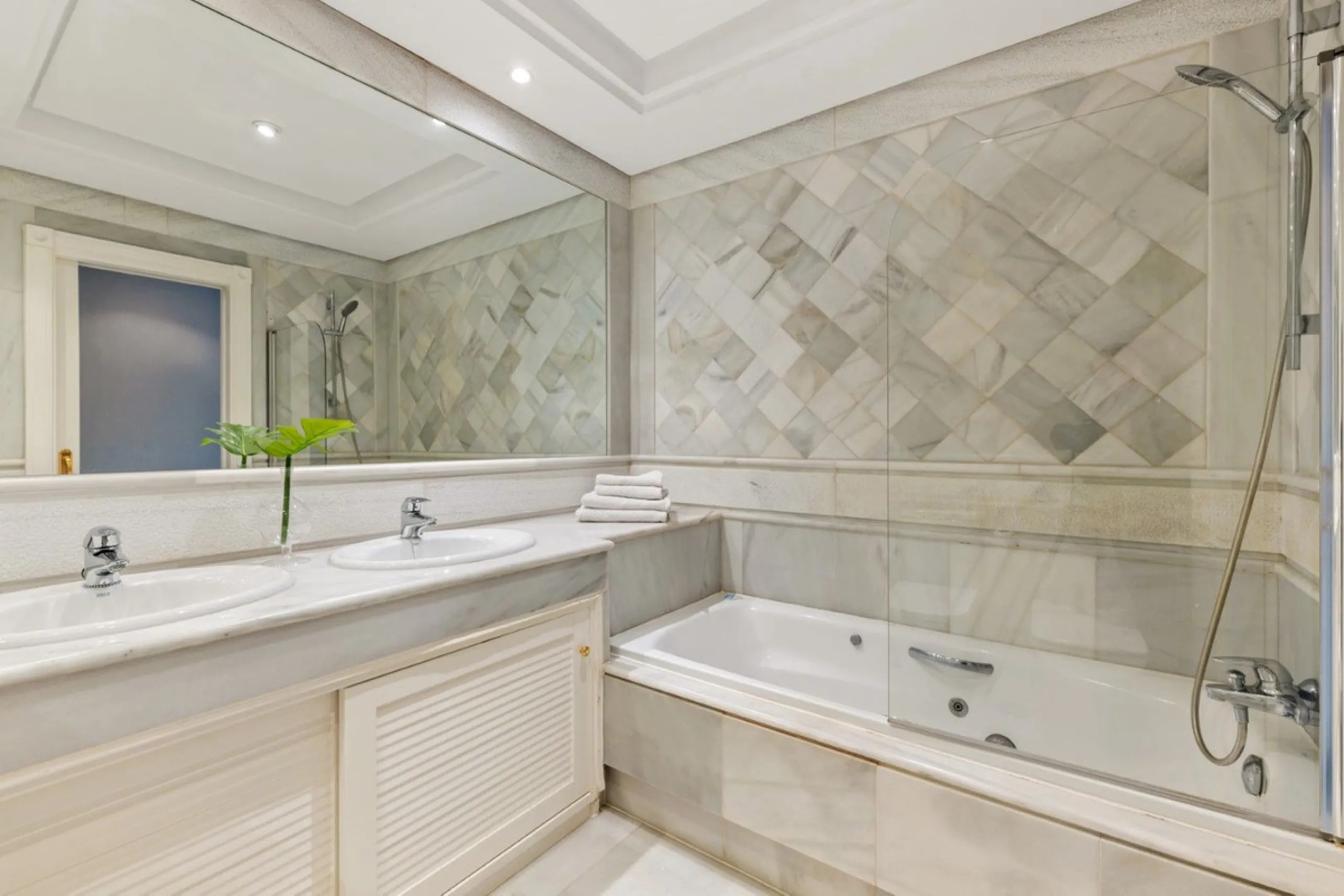 Apartment - Middle Floor Apartment в продаже в Marbella, Málaga. В доме 2 спален и 2 ванных комнат. Площадь дома 127 м²