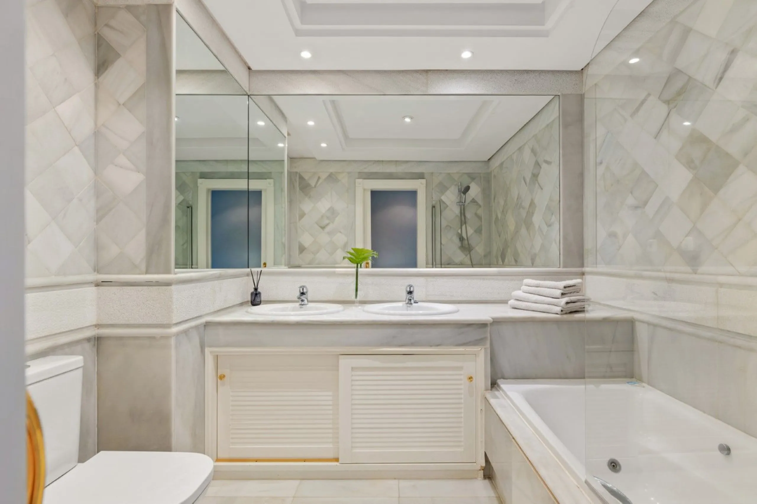 Apartment - Middle Floor Apartment в продаже в Marbella, Málaga. В доме 2 спален и 2 ванных комнат. Площадь дома 127 м²