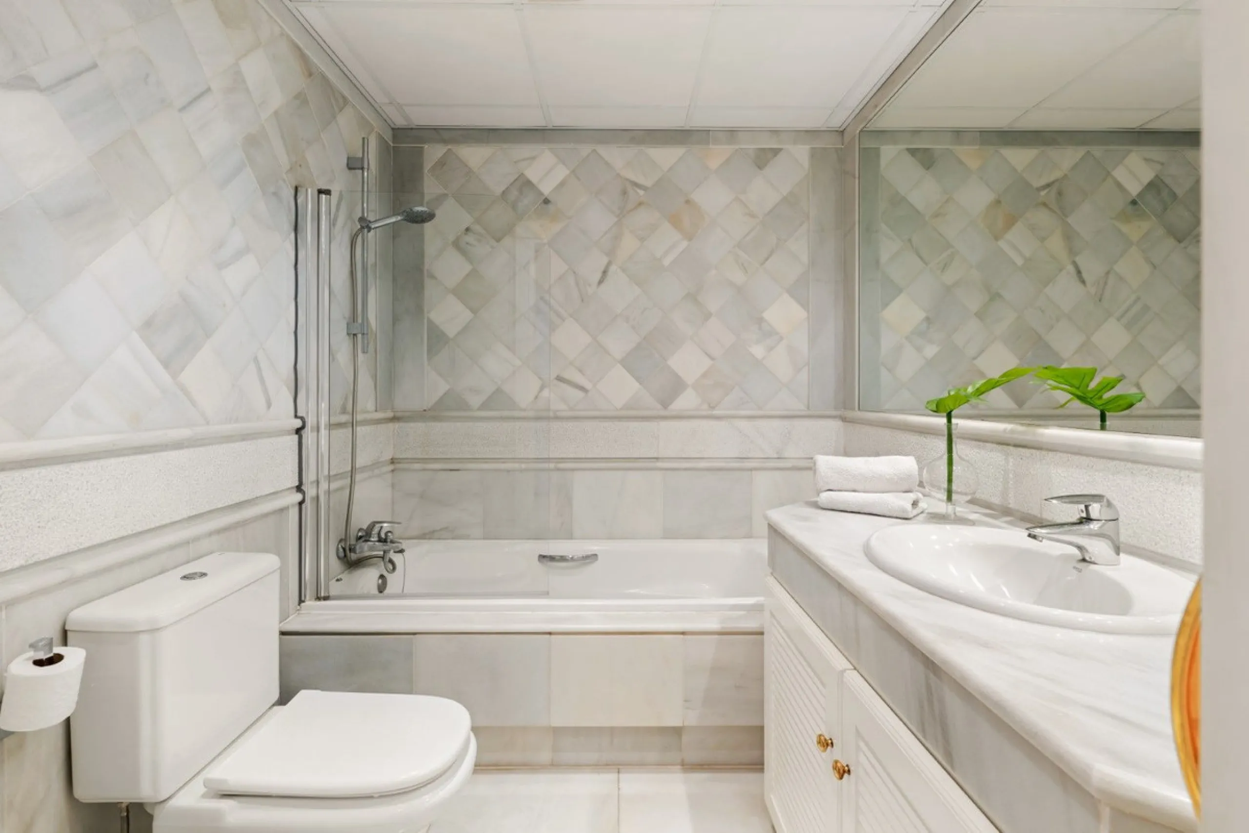 Apartment - Middle Floor Apartment в продаже в Marbella, Málaga. В доме 2 спален и 2 ванных комнат. Площадь дома 127 м²