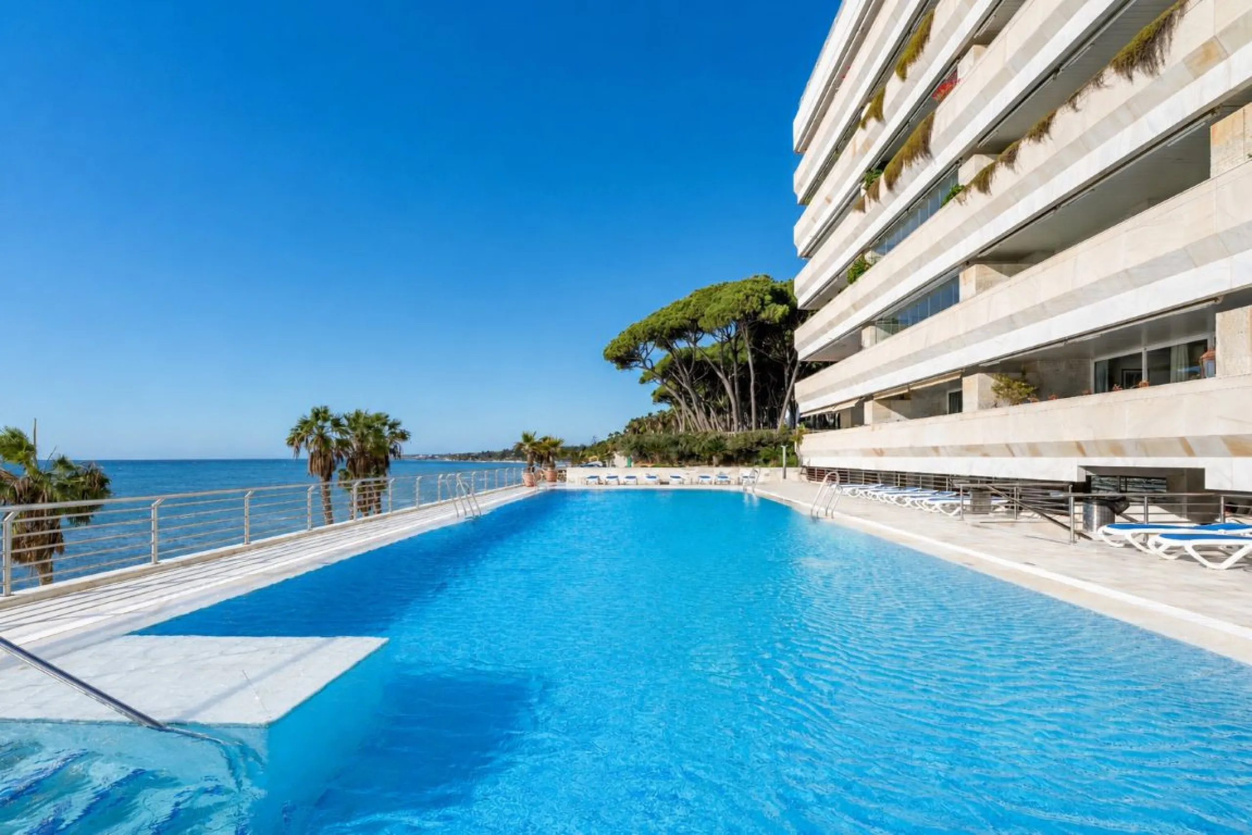 Apartment - Middle Floor Apartment в продаже в Marbella, Málaga. В доме 2 спален и 2 ванных комнат. Площадь дома 127 м²
