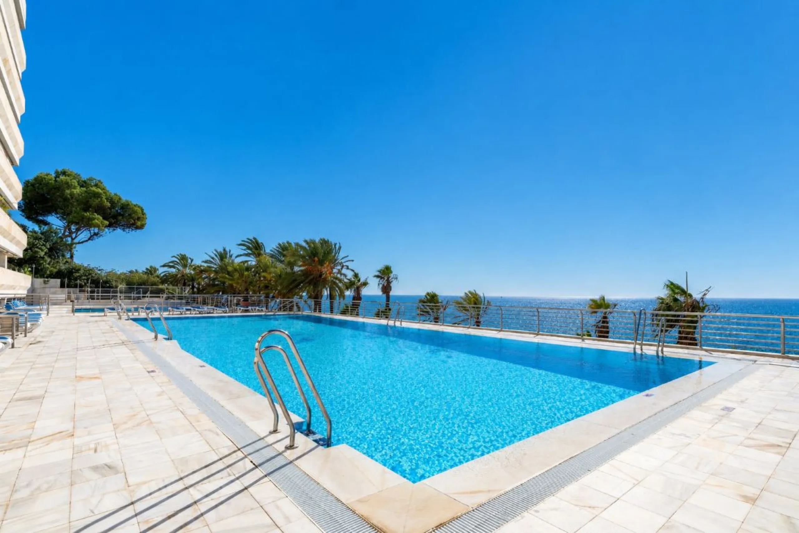 Apartment - Middle Floor Apartment в продаже в Marbella, Málaga. В доме 2 спален и 2 ванных комнат. Площадь дома 127 м²