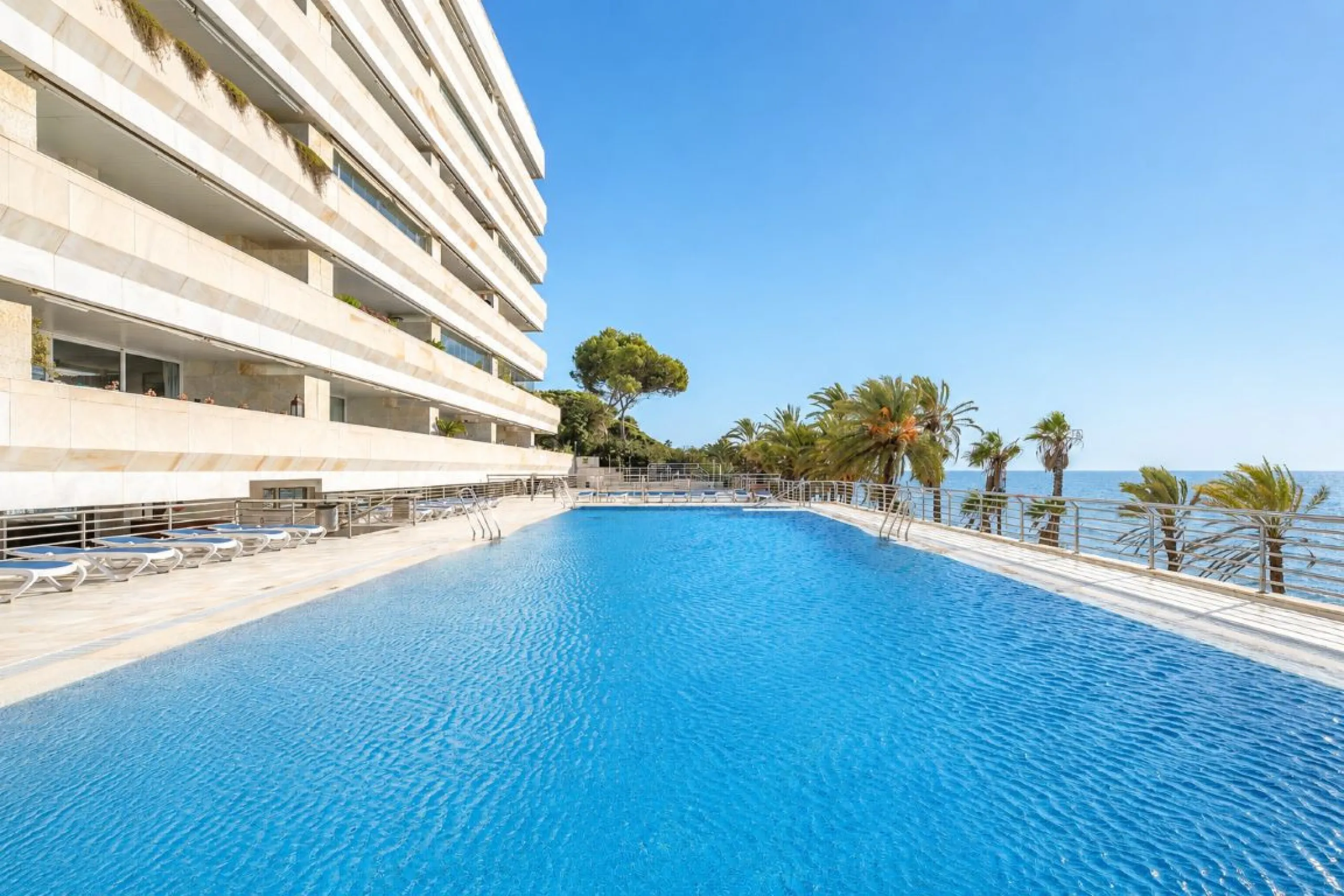Apartment - Middle Floor Apartment в продаже в Marbella, Málaga. В доме 2 спален и 2 ванных комнат. Площадь дома 127 м²