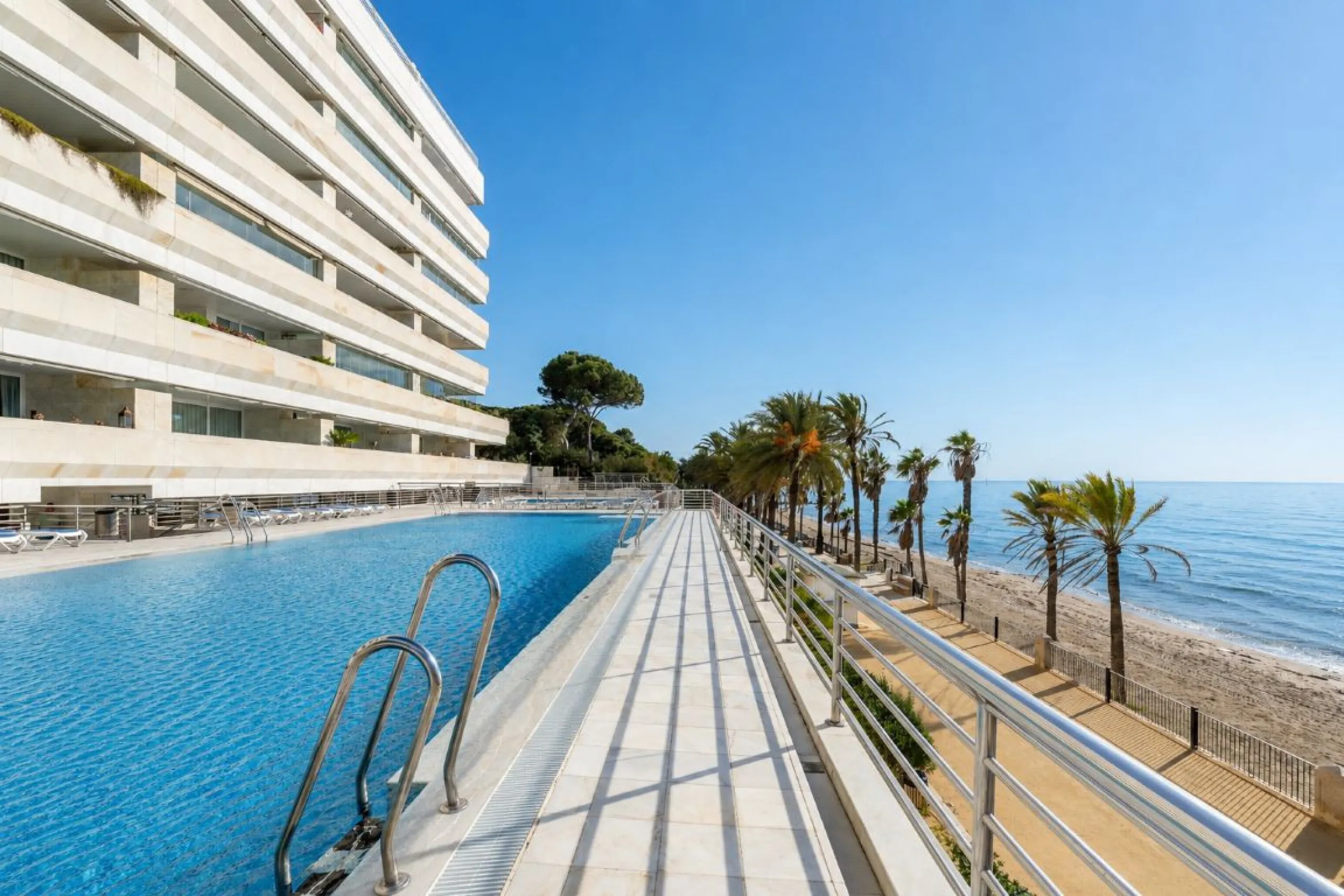 Apartment - Middle Floor Apartment в продаже в Marbella, Málaga. В доме 2 спален и 2 ванных комнат. Площадь дома 127 м²