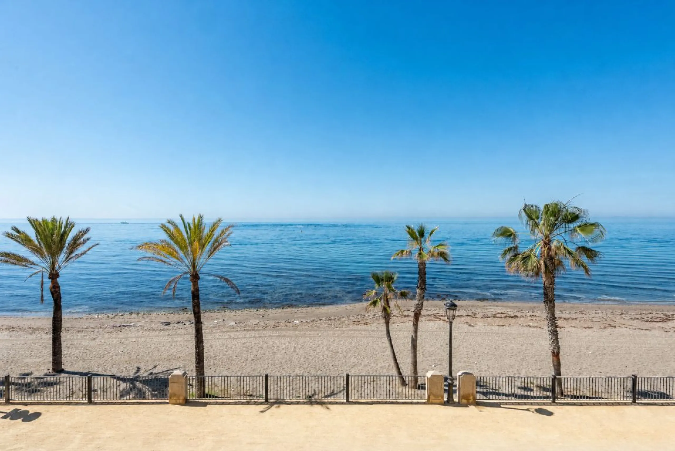 Apartment - Middle Floor Apartment в продаже в Marbella, Málaga. В доме 2 спален и 2 ванных комнат. Площадь дома 127 м²