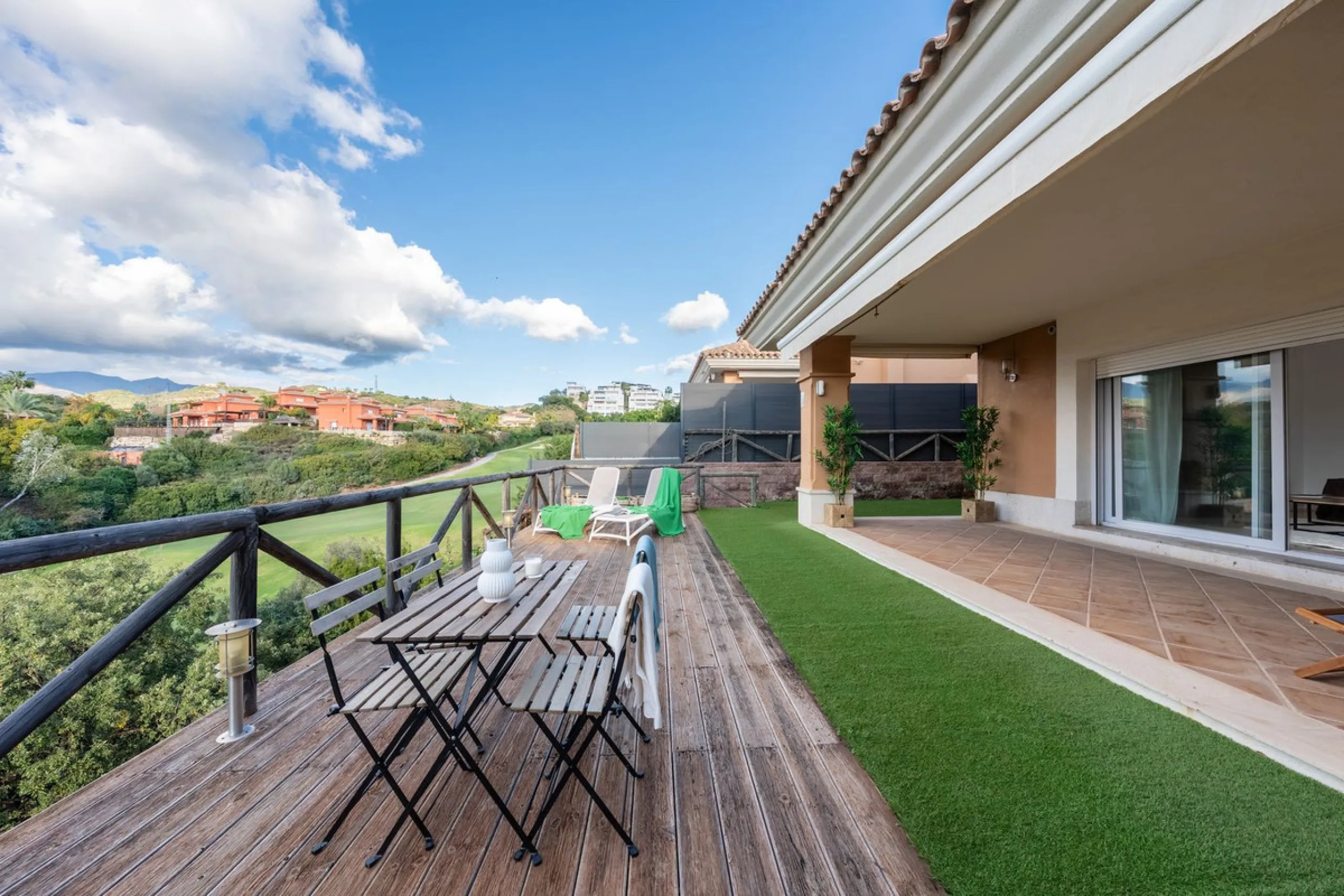 House - Semi-Detached House в продаже в Marbella, Málaga. В доме 3 спален и 4 ванных комнат. Площадь дома 207 м². Площадь участка 317 м²