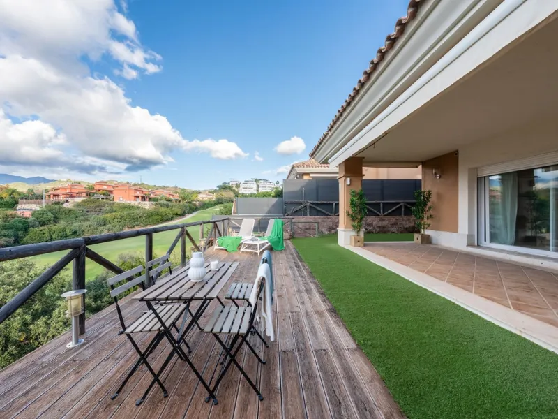 House - Semi-Detached House в продаже в Marbella, Málaga. В доме 3 спален и 4 ванных комнат. Площадь дома 207 м². Площадь участка 317 м²