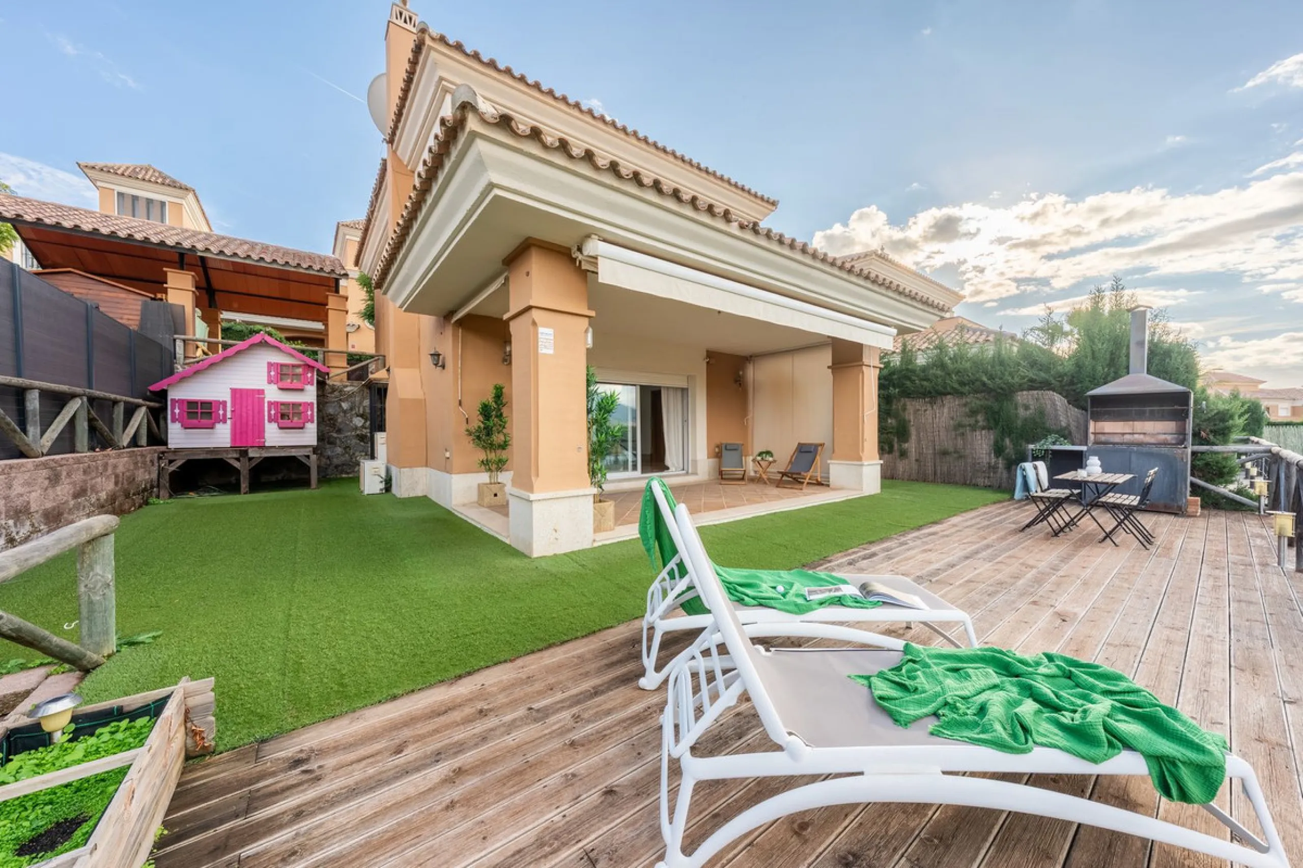 House - Semi-Detached House в продаже в Marbella, Málaga. В доме 3 спален и 4 ванных комнат. Площадь дома 207 м². Площадь участка 317 м²