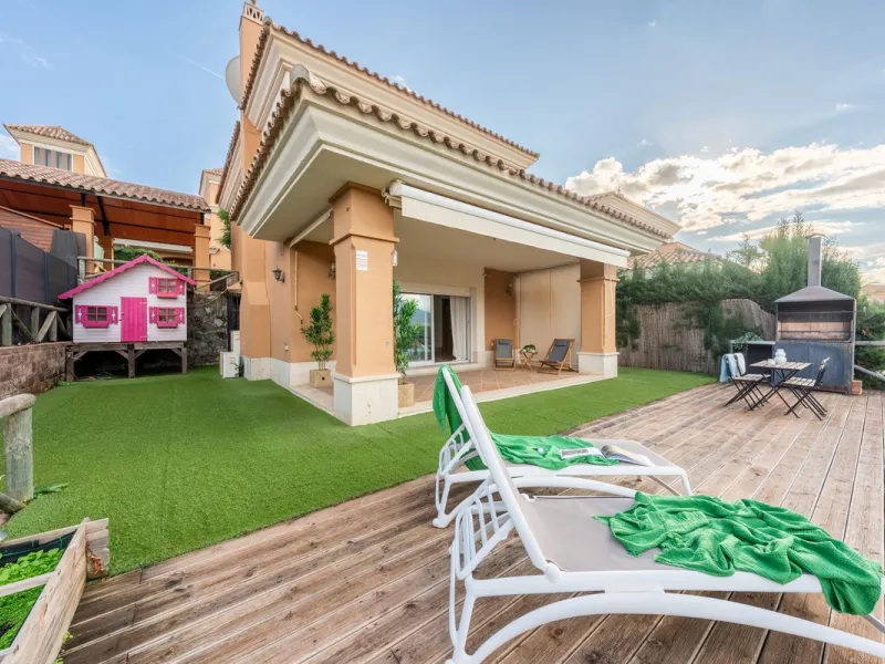 House - Semi-Detached House в продаже в Marbella, Málaga. В доме 3 спален и 4 ванных комнат. Площадь дома 207 м². Площадь участка 317 м²