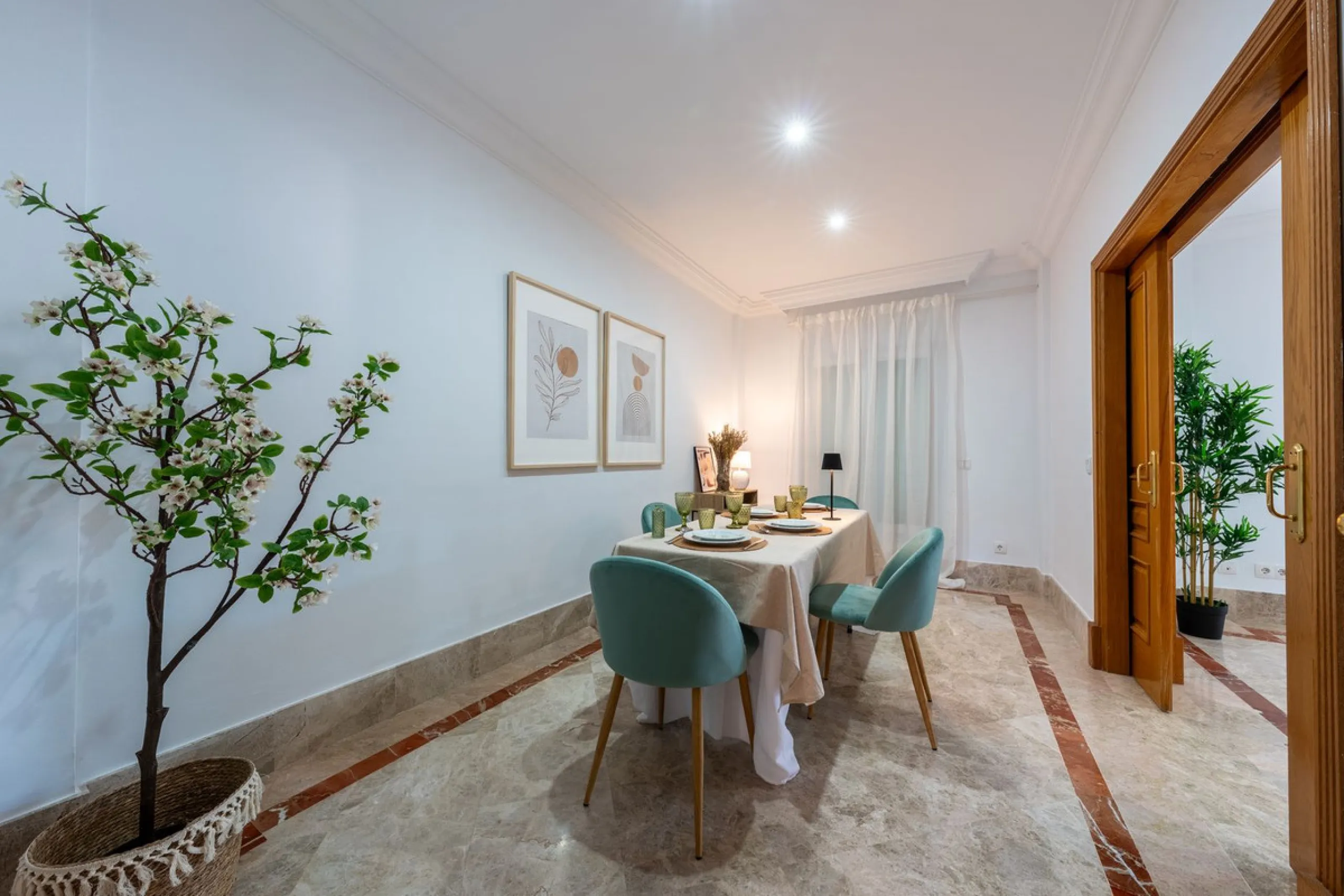 House - Semi-Detached House в продаже в Marbella, Málaga. В доме 3 спален и 4 ванных комнат. Площадь дома 207 м². Площадь участка 317 м²