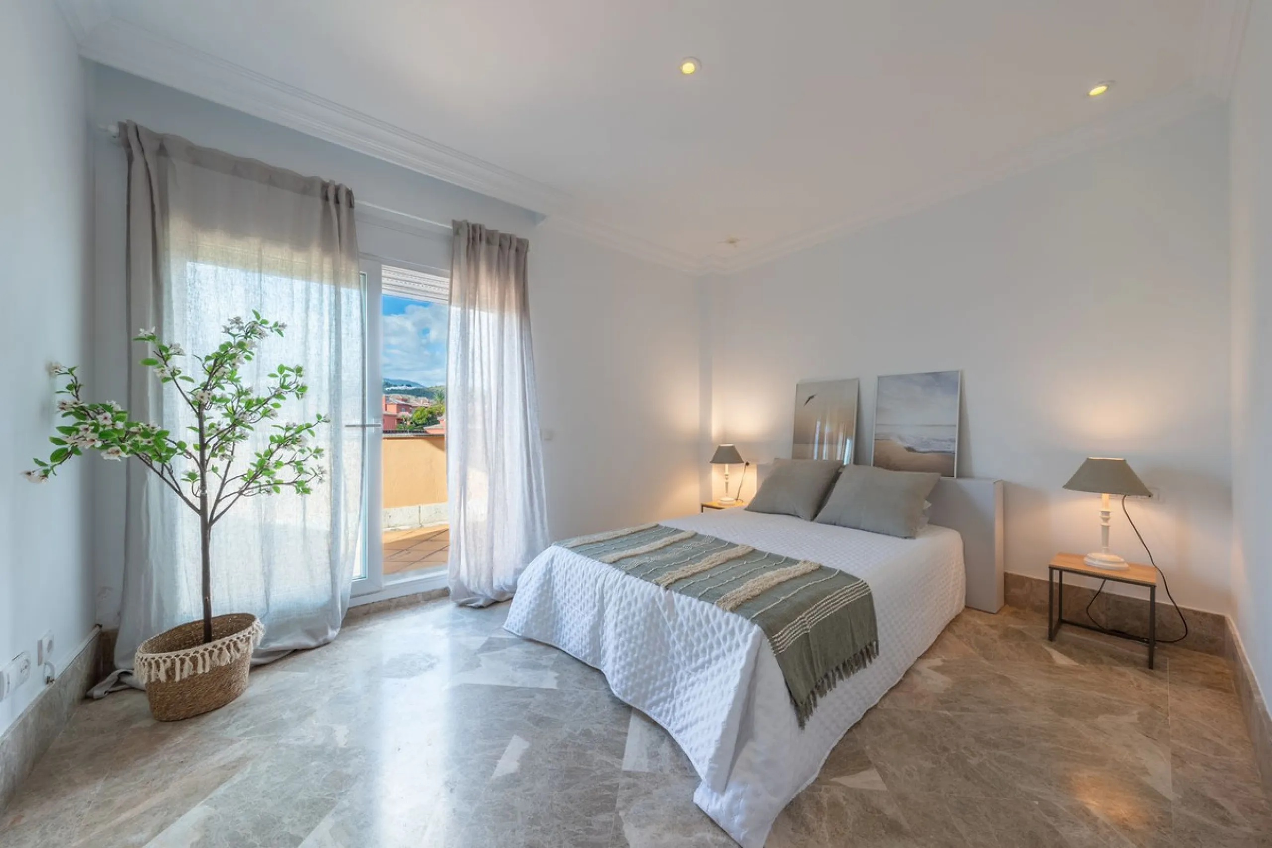 House - Semi-Detached House в продаже в Marbella, Málaga. В доме 3 спален и 4 ванных комнат. Площадь дома 207 м². Площадь участка 317 м²