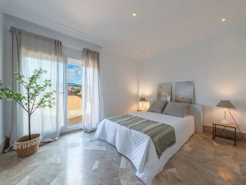 House - Semi-Detached House в продаже в Marbella, Málaga. В доме 3 спален и 4 ванных комнат. Площадь дома 207 м². Площадь участка 317 м²