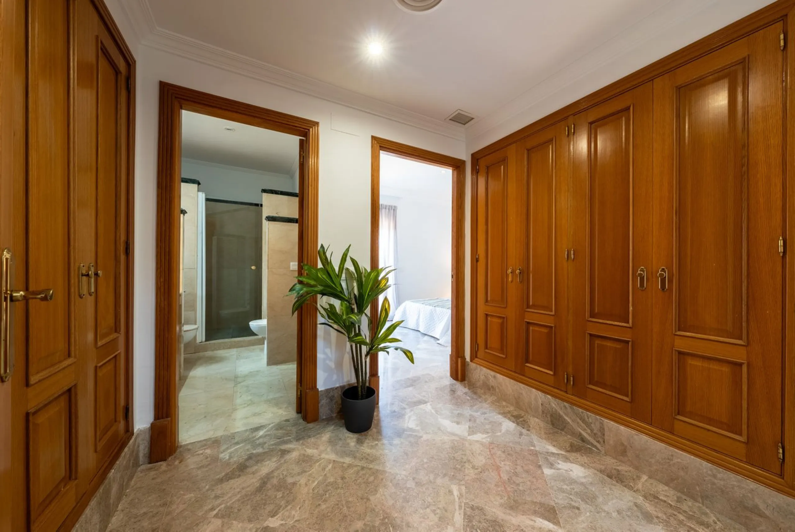 House - Semi-Detached House в продаже в Marbella, Málaga. В доме 3 спален и 4 ванных комнат. Площадь дома 207 м². Площадь участка 317 м²