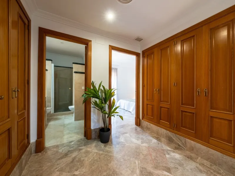 House - Semi-Detached House в продаже в Marbella, Málaga. В доме 3 спален и 4 ванных комнат. Площадь дома 207 м². Площадь участка 317 м²