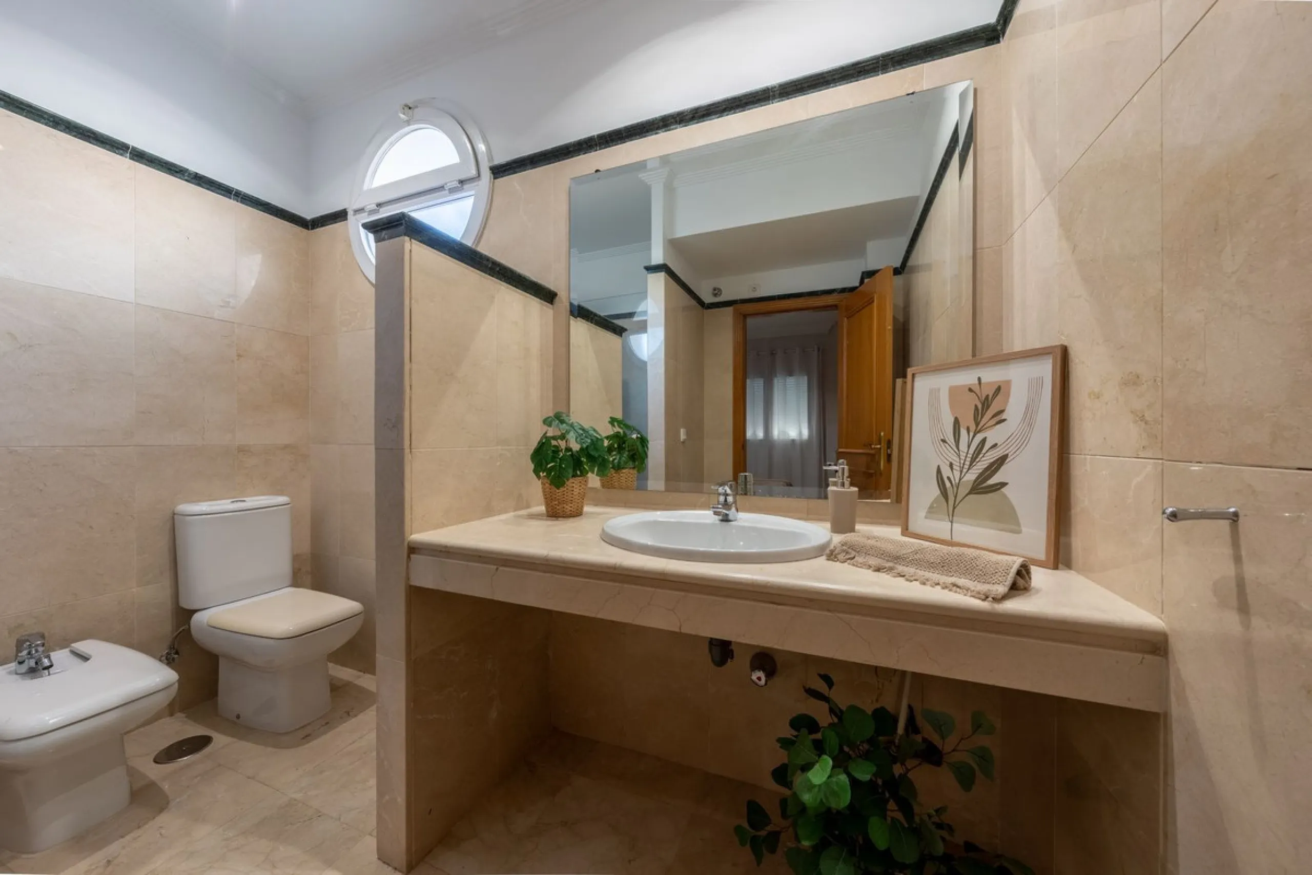 House - Semi-Detached House в продаже в Marbella, Málaga. В доме 3 спален и 4 ванных комнат. Площадь дома 207 м². Площадь участка 317 м²