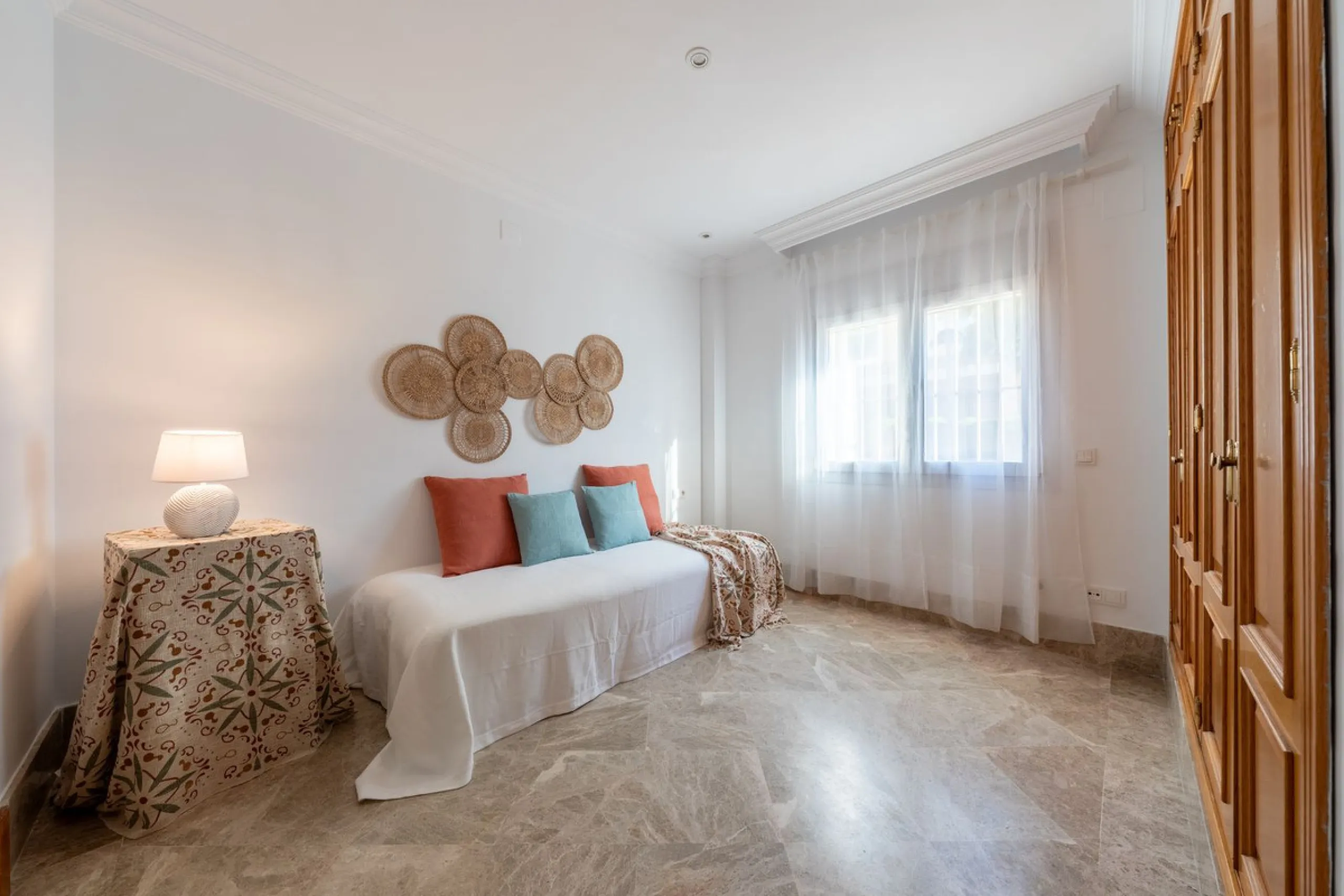 House - Semi-Detached House в продаже в Marbella, Málaga. В доме 3 спален и 4 ванных комнат. Площадь дома 207 м². Площадь участка 317 м²