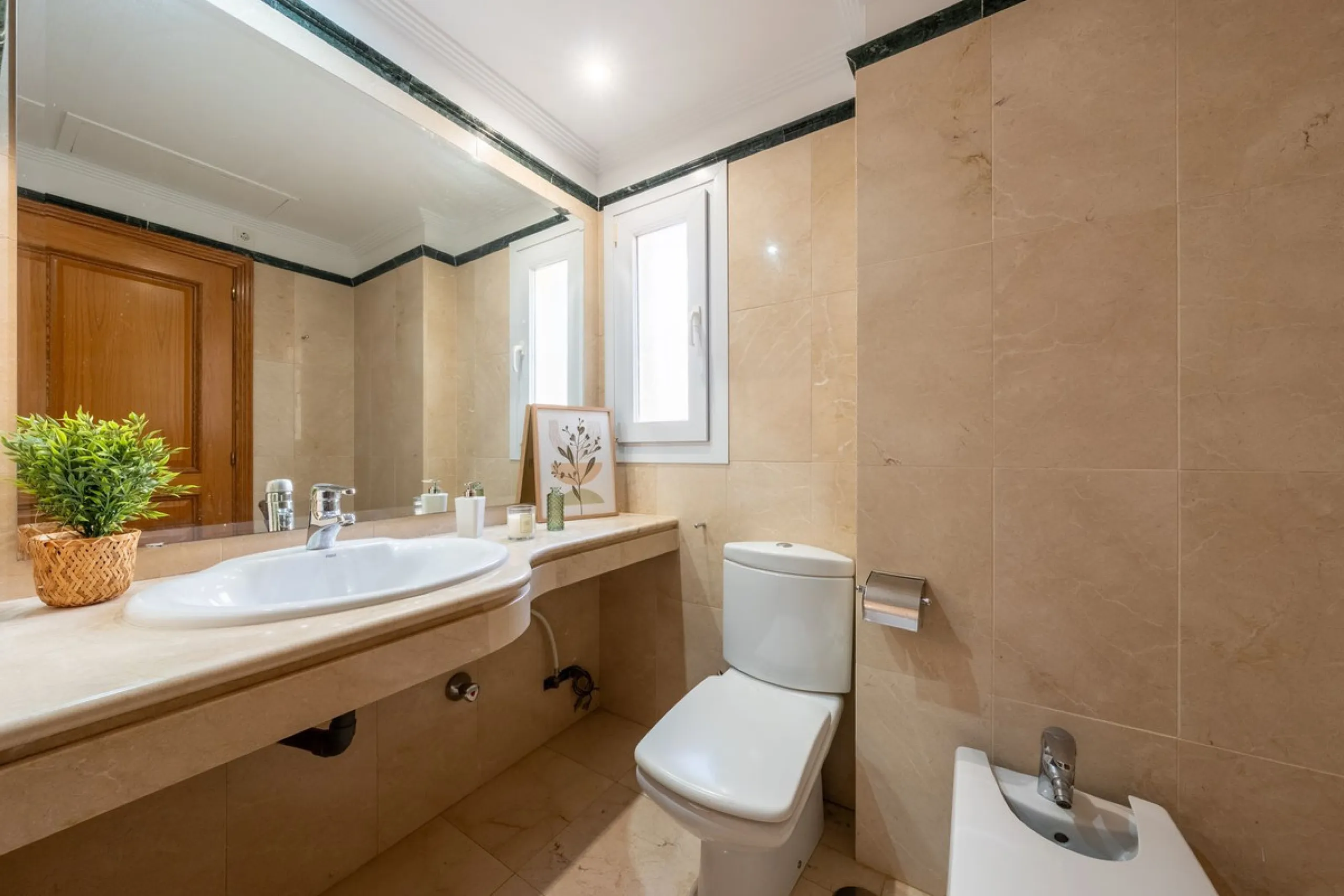 House - Semi-Detached House в продаже в Marbella, Málaga. В доме 3 спален и 4 ванных комнат. Площадь дома 207 м². Площадь участка 317 м²