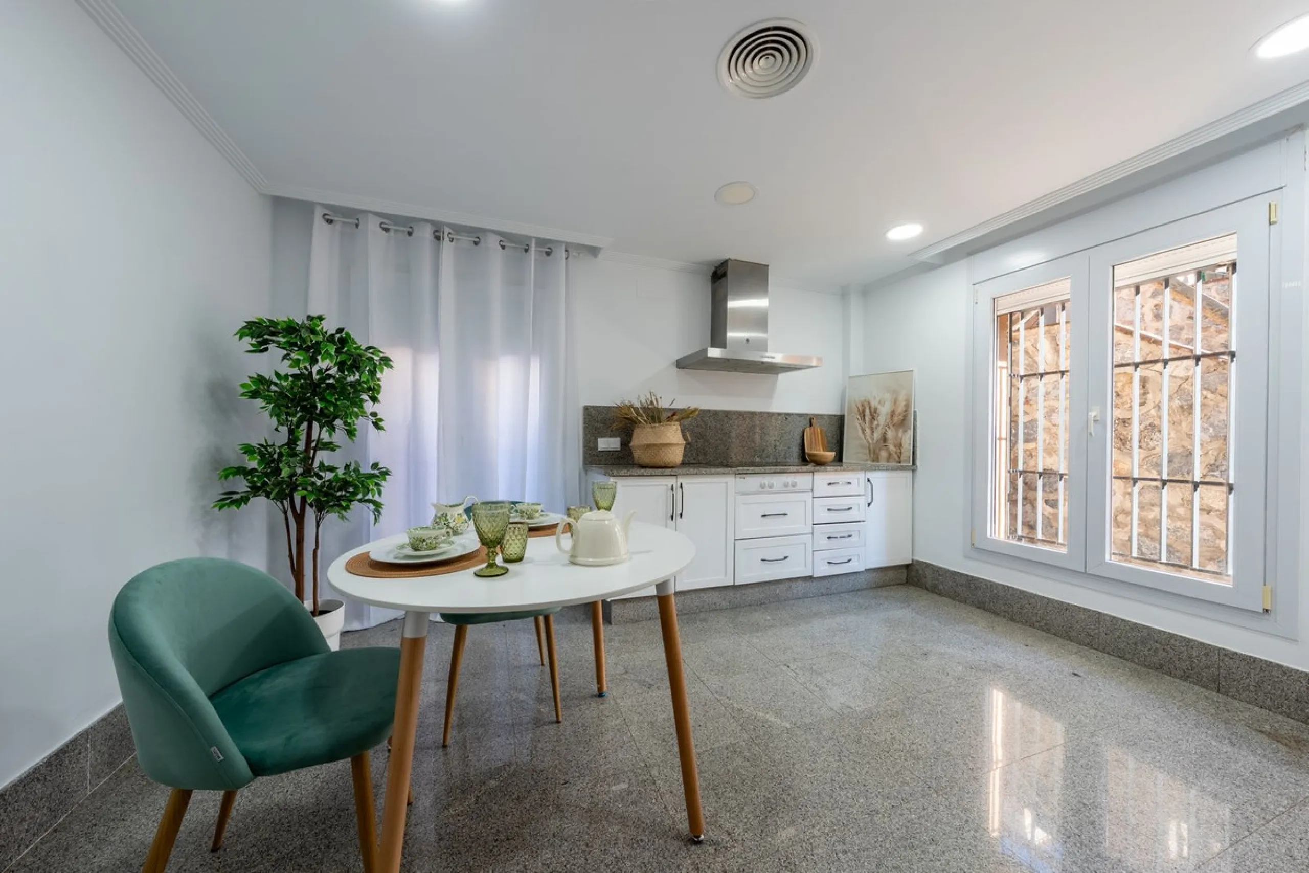 House - Semi-Detached House в продаже в Marbella, Málaga. В доме 3 спален и 4 ванных комнат. Площадь дома 207 м². Площадь участка 317 м²