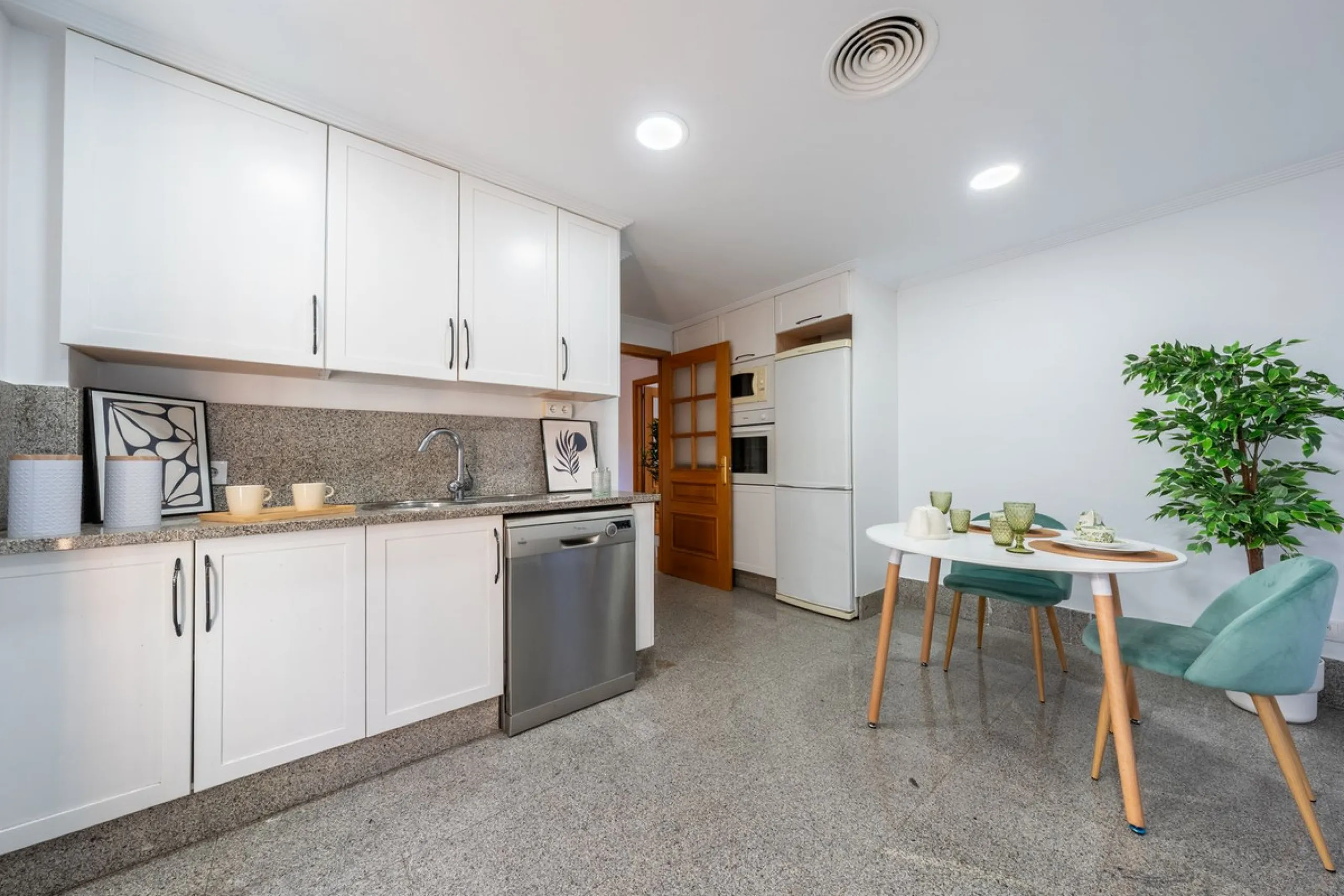 House - Semi-Detached House в продаже в Marbella, Málaga. В доме 3 спален и 4 ванных комнат. Площадь дома 207 м². Площадь участка 317 м²