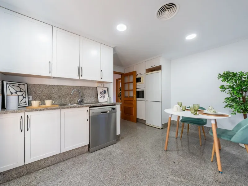 House - Semi-Detached House в продаже в Marbella, Málaga. В доме 3 спален и 4 ванных комнат. Площадь дома 207 м². Площадь участка 317 м²