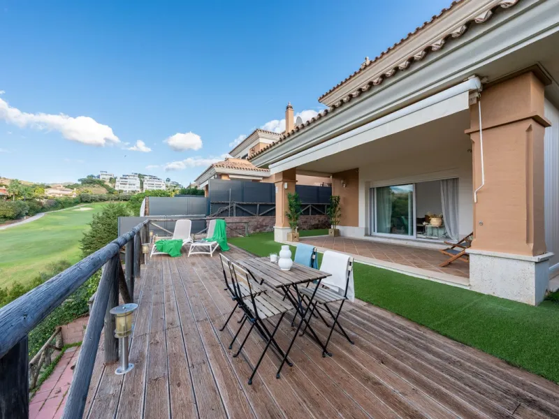 House - Semi-Detached House в продаже в Marbella, Málaga. В доме 3 спален и 4 ванных комнат. Площадь дома 207 м². Площадь участка 317 м²