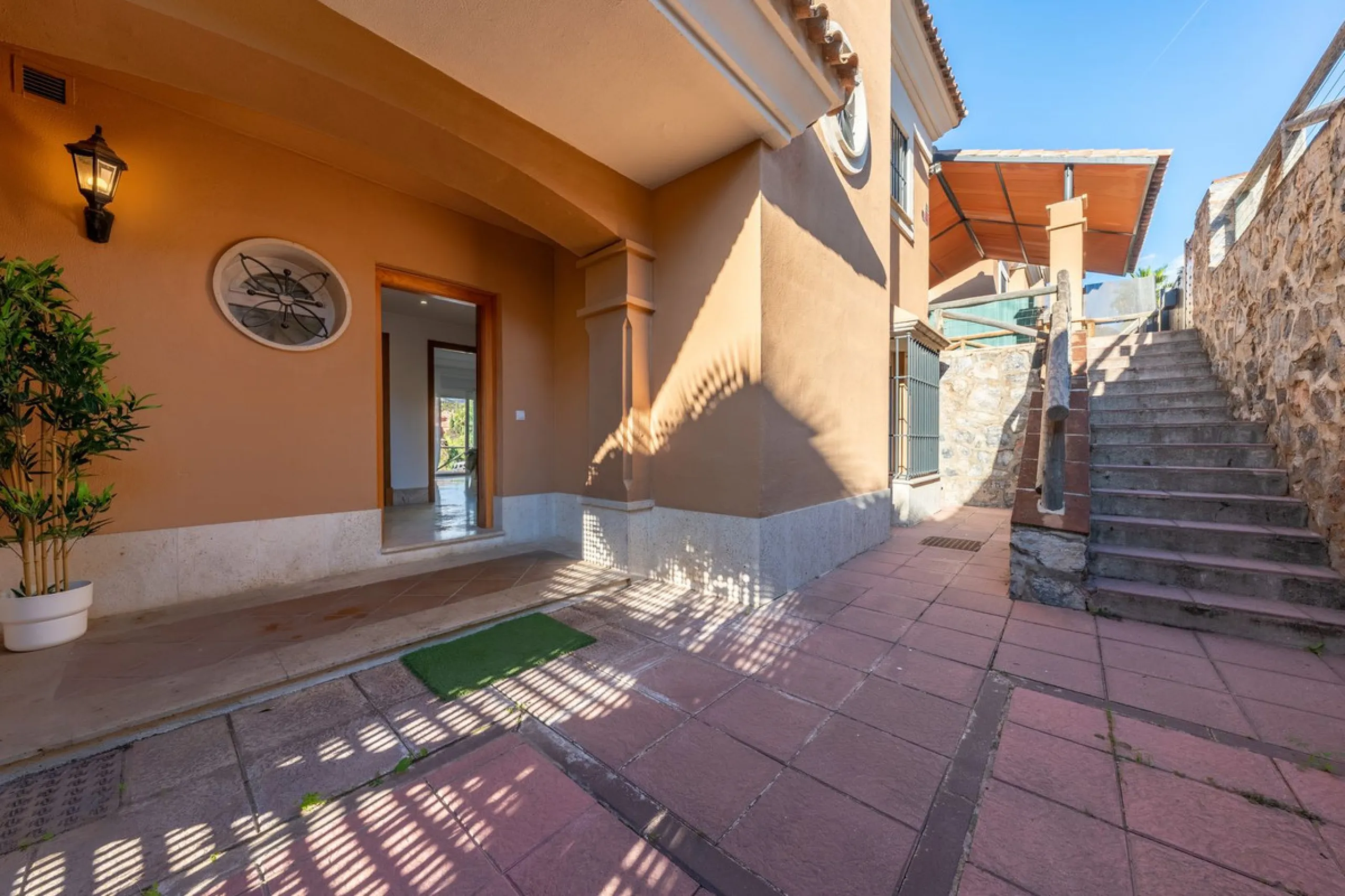 House - Semi-Detached House в продаже в Marbella, Málaga. В доме 3 спален и 4 ванных комнат. Площадь дома 207 м². Площадь участка 317 м²