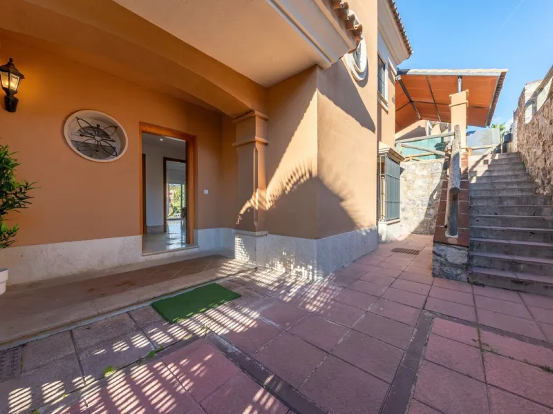 House - Semi-Detached House в продаже в Marbella, Málaga. В доме 3 спален и 4 ванных комнат. Площадь дома 207 м². Площадь участка 317 м²