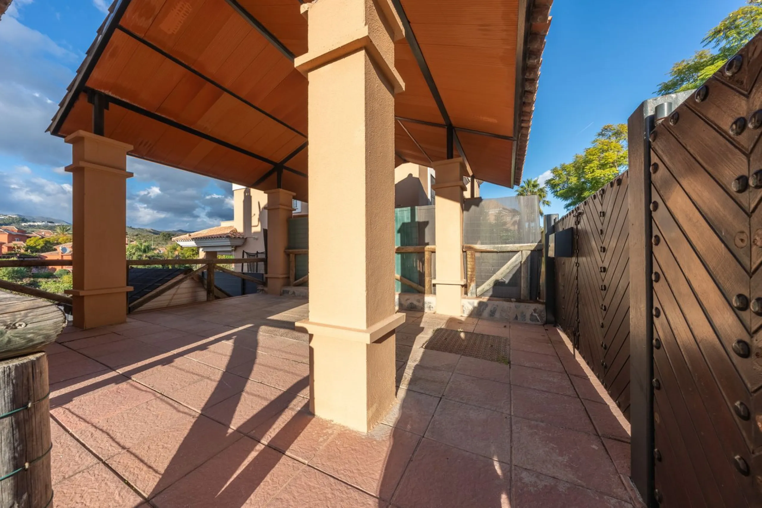 House - Semi-Detached House в продаже в Marbella, Málaga. В доме 3 спален и 4 ванных комнат. Площадь дома 207 м². Площадь участка 317 м²