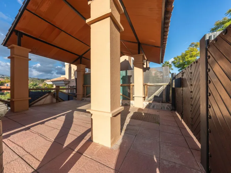 House - Semi-Detached House в продаже в Marbella, Málaga. В доме 3 спален и 4 ванных комнат. Площадь дома 207 м². Площадь участка 317 м²
