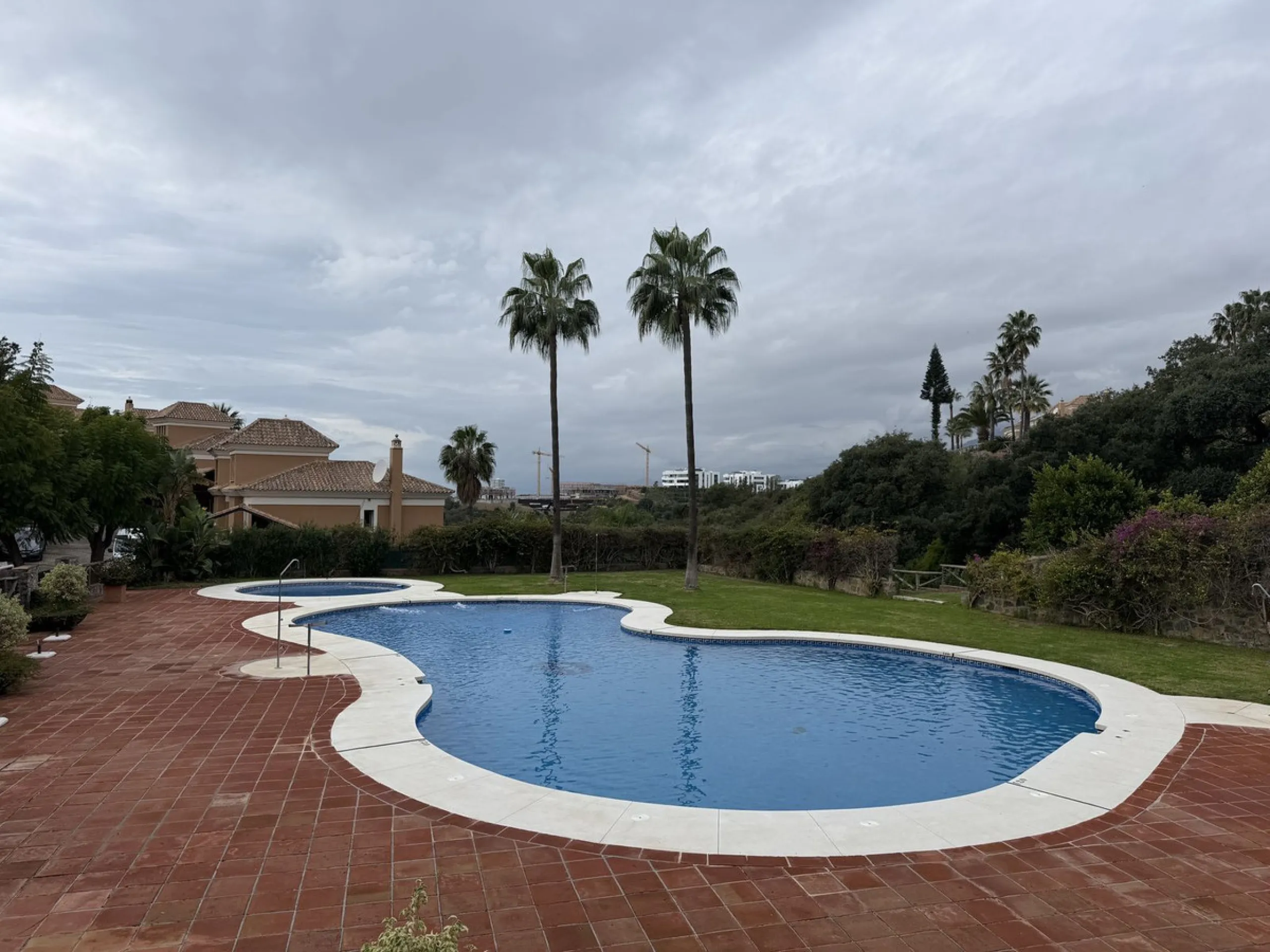 House - Semi-Detached House в продаже в Marbella, Málaga. В доме 3 спален и 4 ванных комнат. Площадь дома 207 м². Площадь участка 317 м²