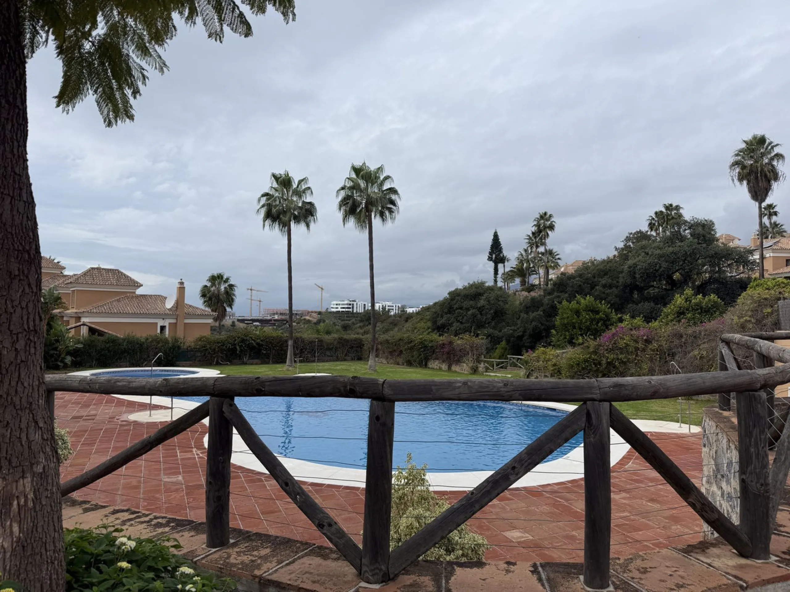 House - Semi-Detached House в продаже в Marbella, Málaga. В доме 3 спален и 4 ванных комнат. Площадь дома 207 м². Площадь участка 317 м²