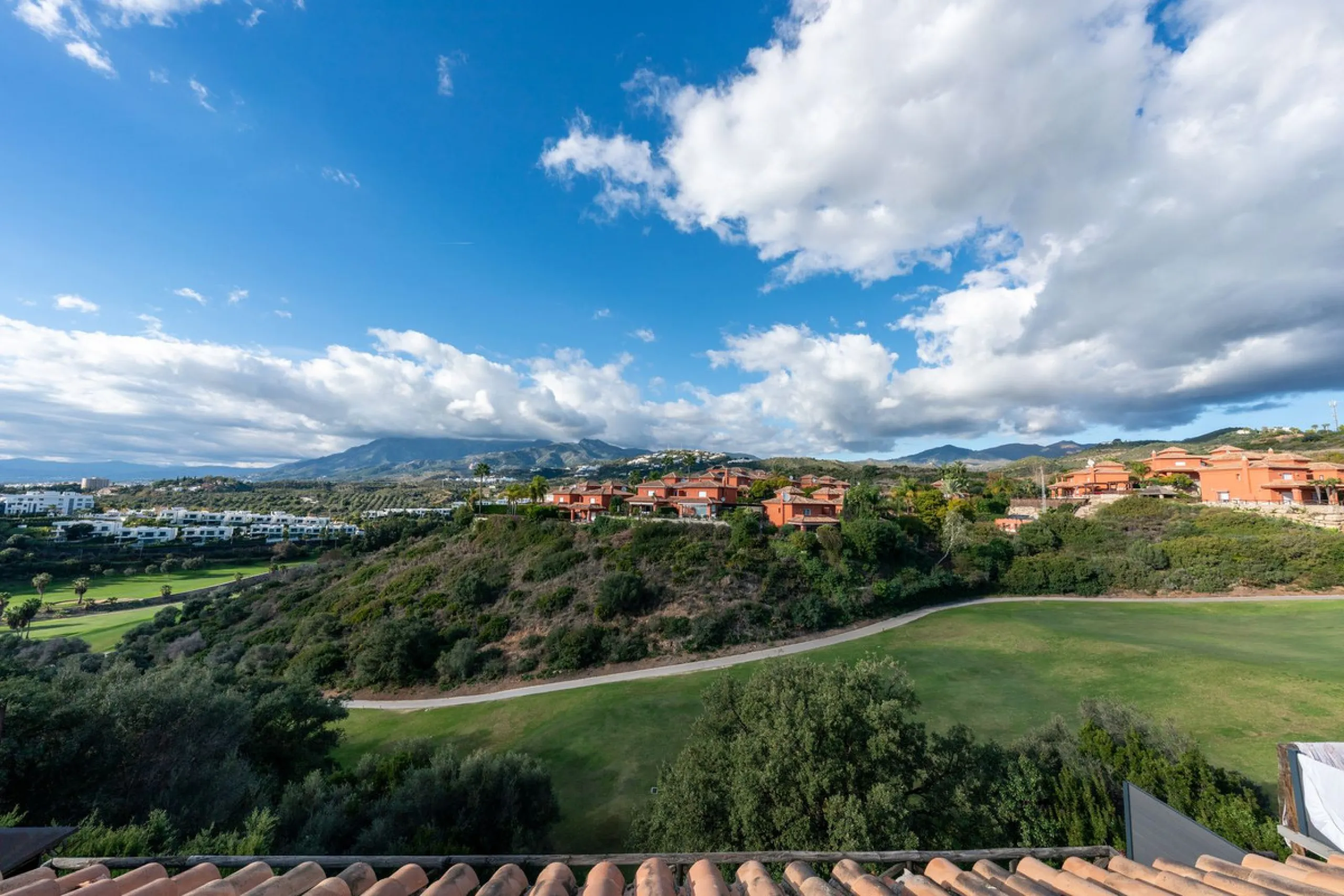 House - Semi-Detached House в продаже в Marbella, Málaga. В доме 3 спален и 4 ванных комнат. Площадь дома 207 м². Площадь участка 317 м²