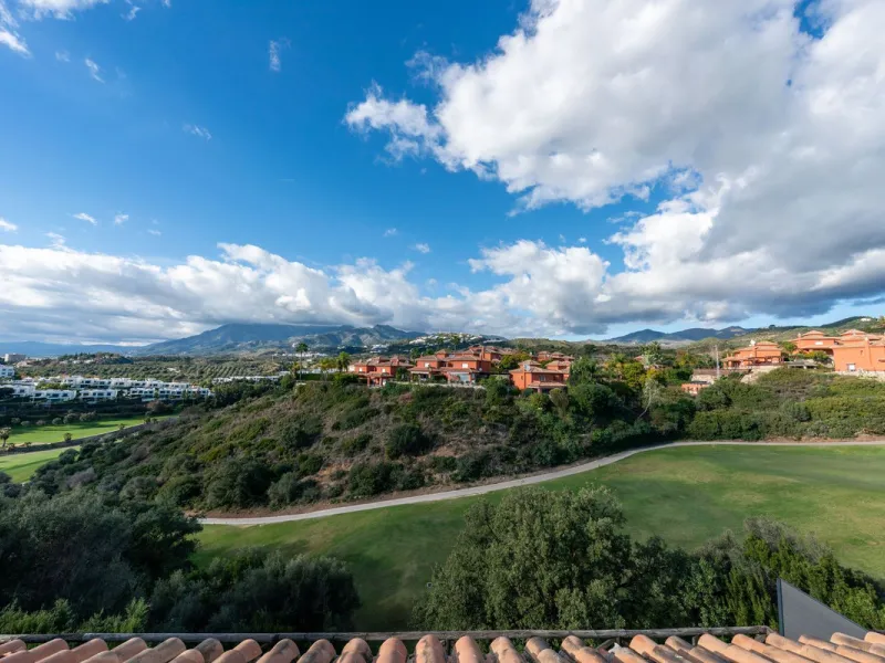 House - Semi-Detached House в продаже в Marbella, Málaga. В доме 3 спален и 4 ванных комнат. Площадь дома 207 м². Площадь участка 317 м²