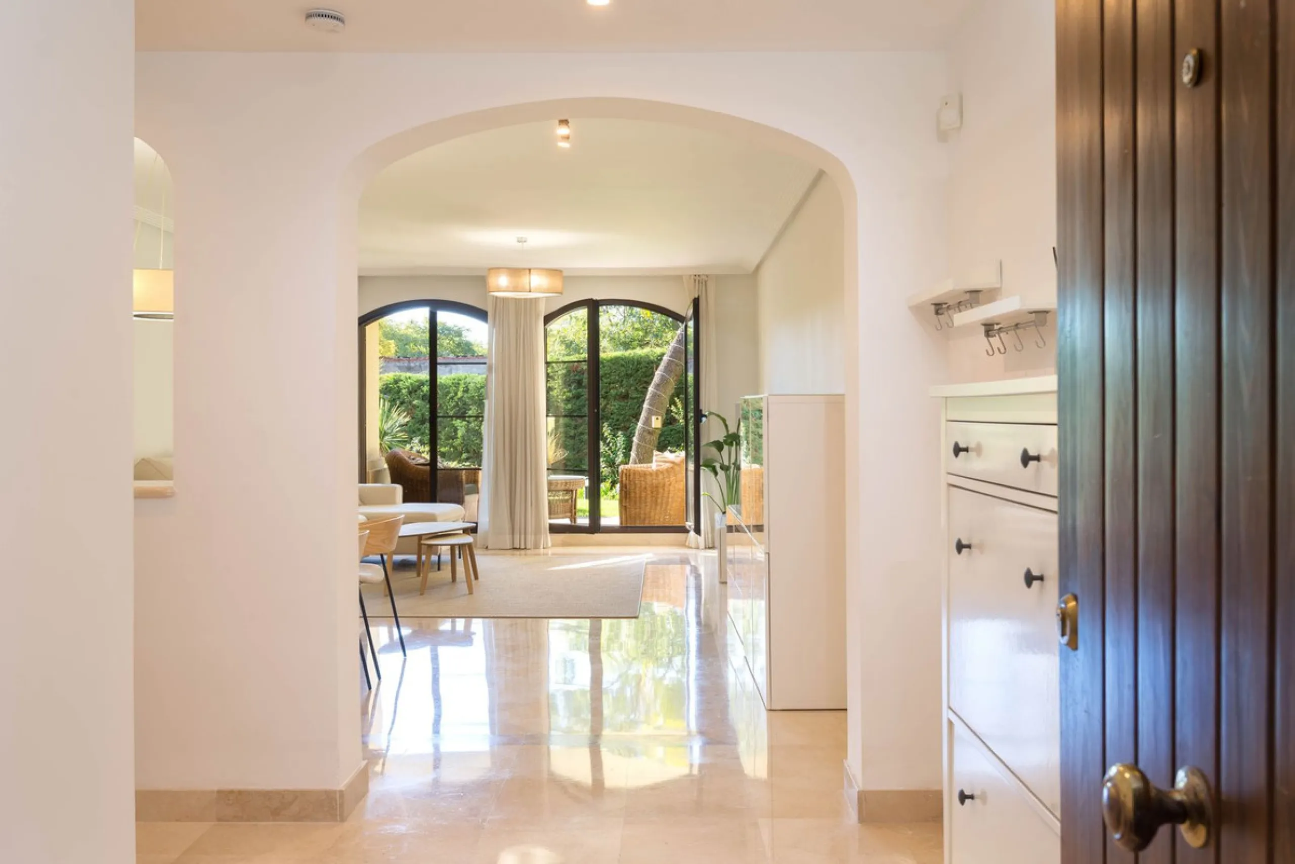 Apartment - Ground Floor Apartment в продаже в Benahavís, Málaga. В доме 3 спален и 2 ванных комнат. Площадь дома 125 м². Площадь участка 100 м²