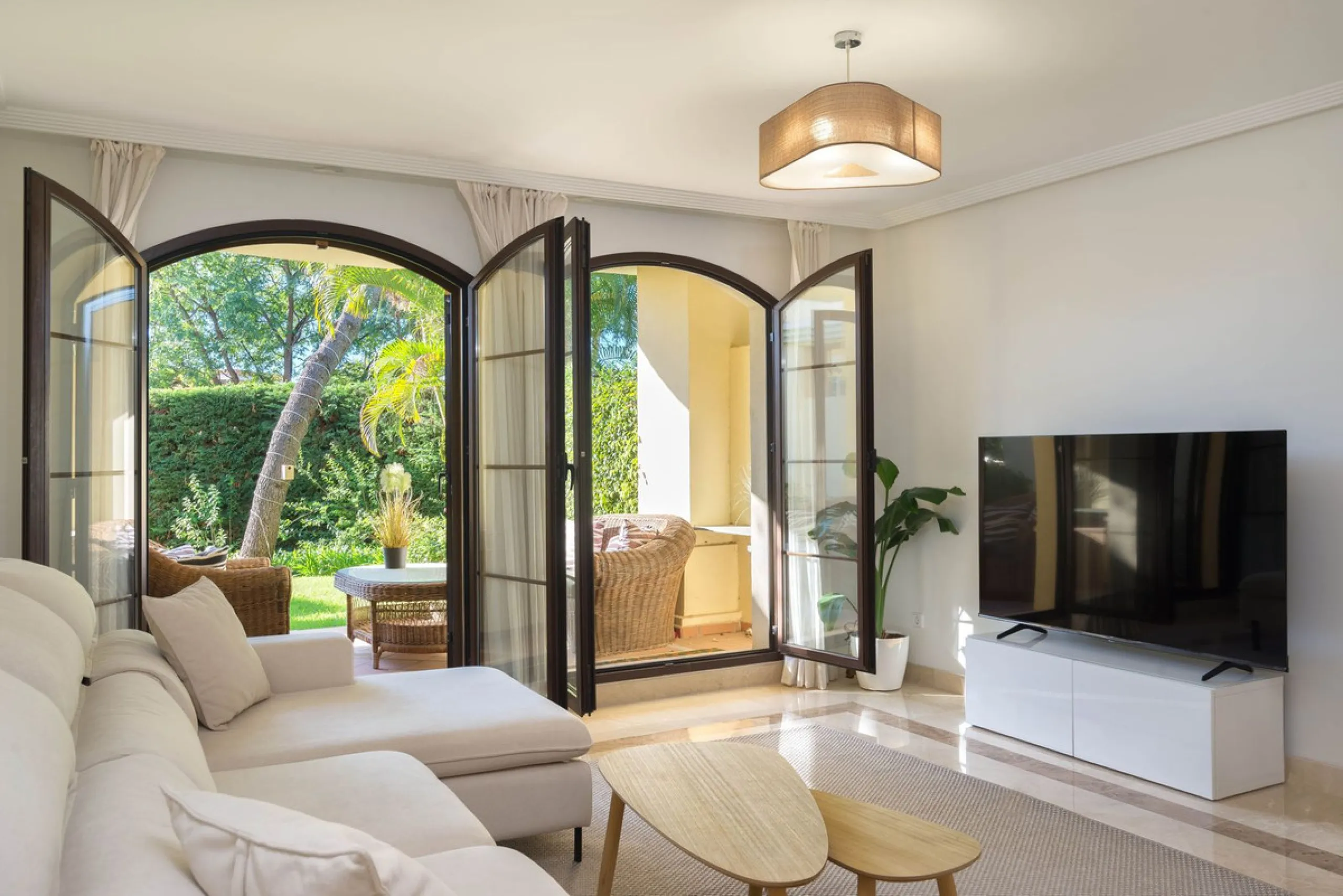 Apartment - Ground Floor Apartment в продаже в Benahavís, Málaga. В доме 3 спален и 2 ванных комнат. Площадь дома 125 м². Площадь участка 100 м²