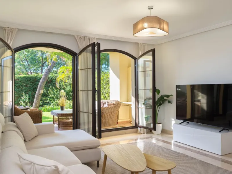 Apartment - Ground Floor Apartment в продаже в Benahavís, Málaga. В доме 3 спален и 2 ванных комнат. Площадь дома 125 м². Площадь участка 100 м²