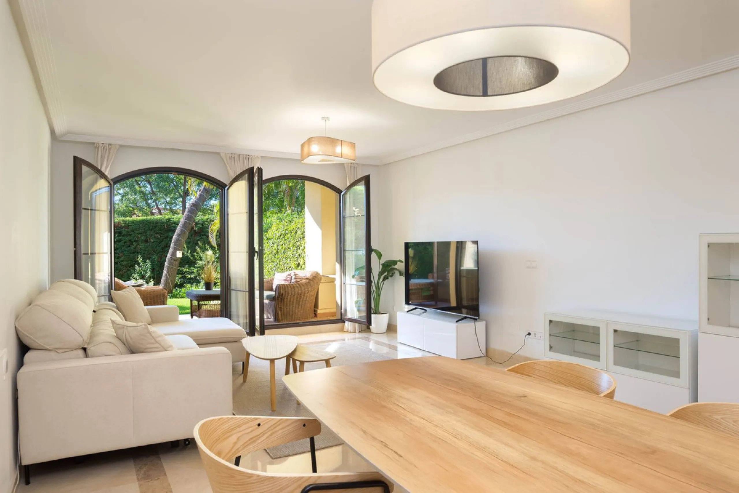 Apartment - Ground Floor Apartment в продаже в Benahavís, Málaga. В доме 3 спален и 2 ванных комнат. Площадь дома 125 м². Площадь участка 100 м²