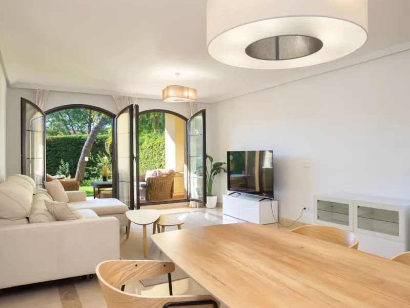 Apartment - Ground Floor Apartment в продаже в Benahavís, Málaga. В доме 3 спален и 2 ванных комнат. Площадь дома 125 м². Площадь участка 100 м²